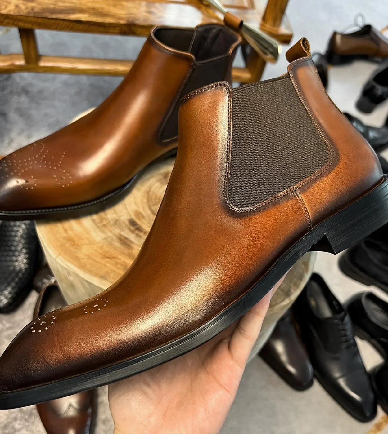 2022 Stivali da uomo autunnali Nuovo stile di lusso in vera pelle Slip On Classic British Trend Brand Ankle Chelsea Brogues Shoe