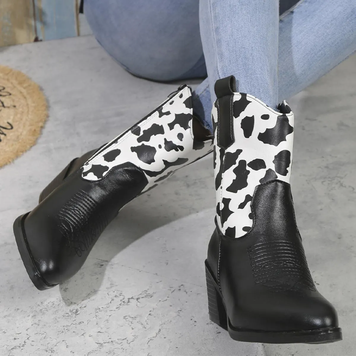 2023 Punta a punta New Chunky a metà polpaccio Chelsea Boots Donna Tacchi medi Moto Neve Botas Goth Inverno Designer Pumps Muje
