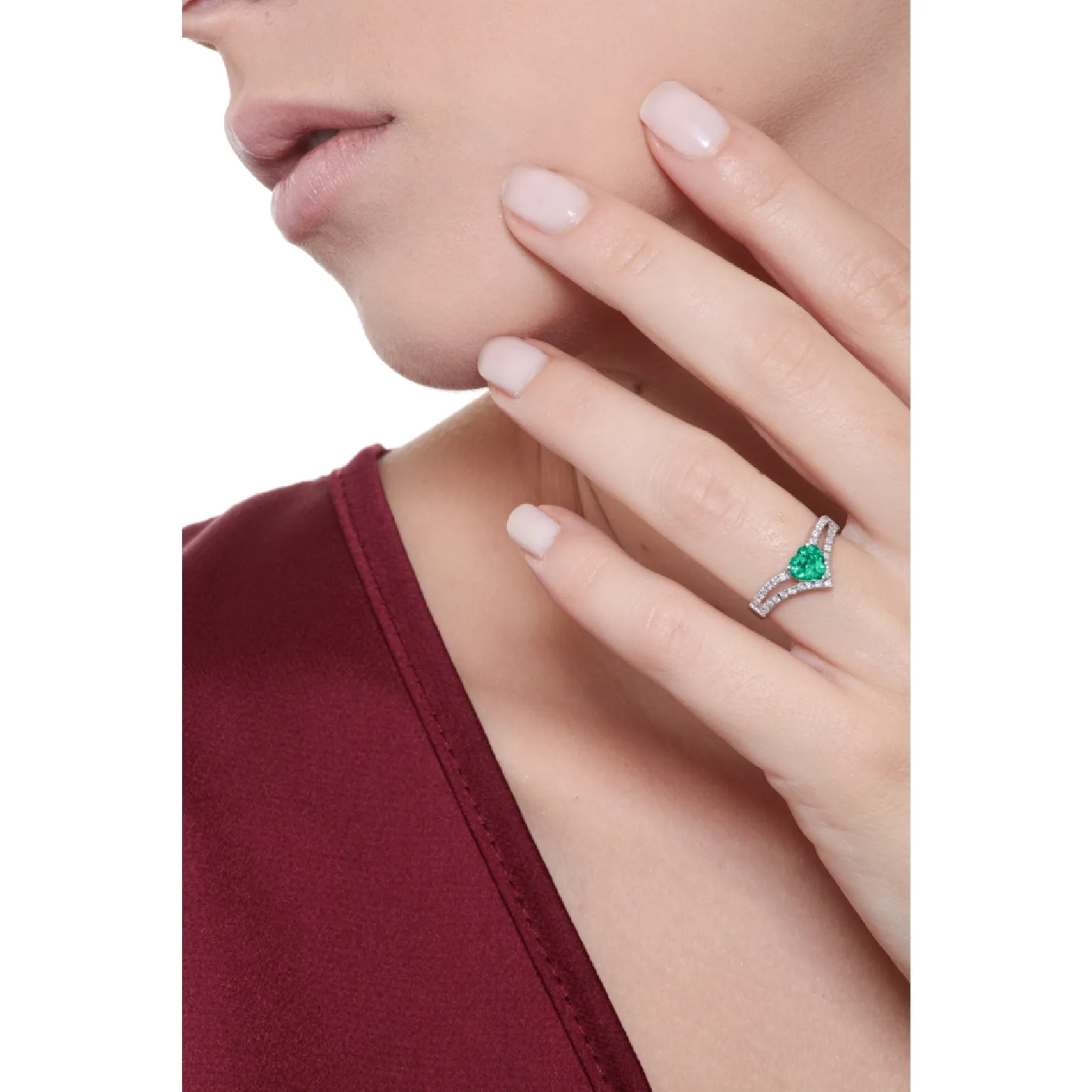 Anello in oro bianco 18k con cuore in smeraldo e diamanti