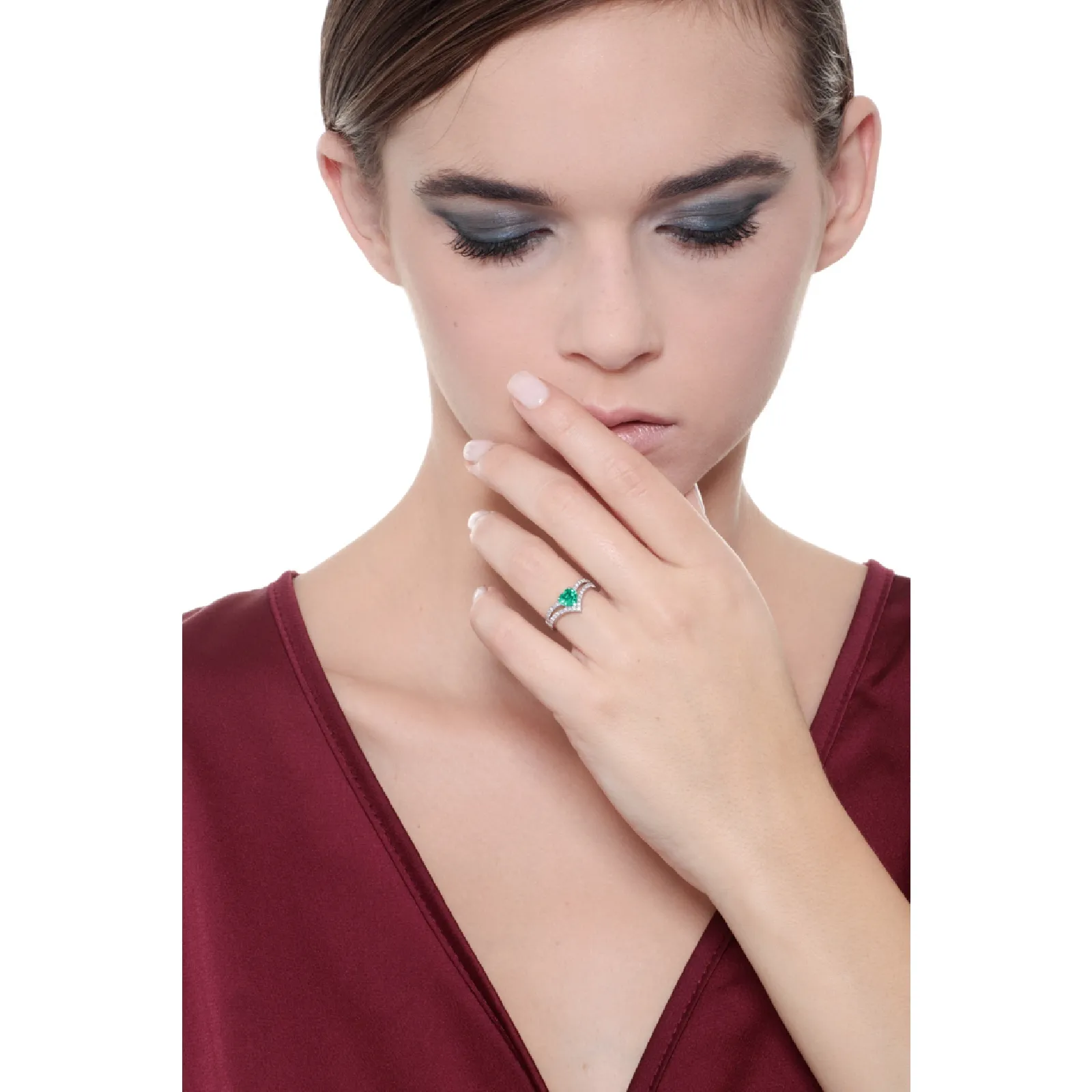 Anello in oro bianco 18k con cuore in smeraldo e diamanti