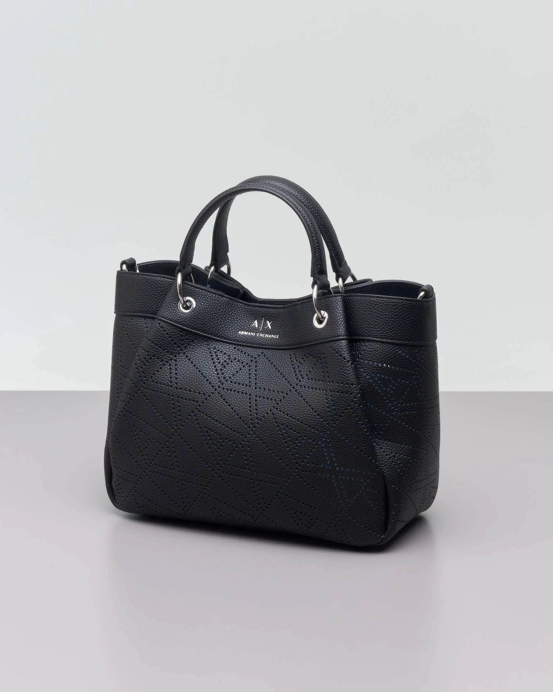 Borsa a mano nera piccola in similpelle martellata con pinces e logo sul davanti tracolla in gros grain rimovibile