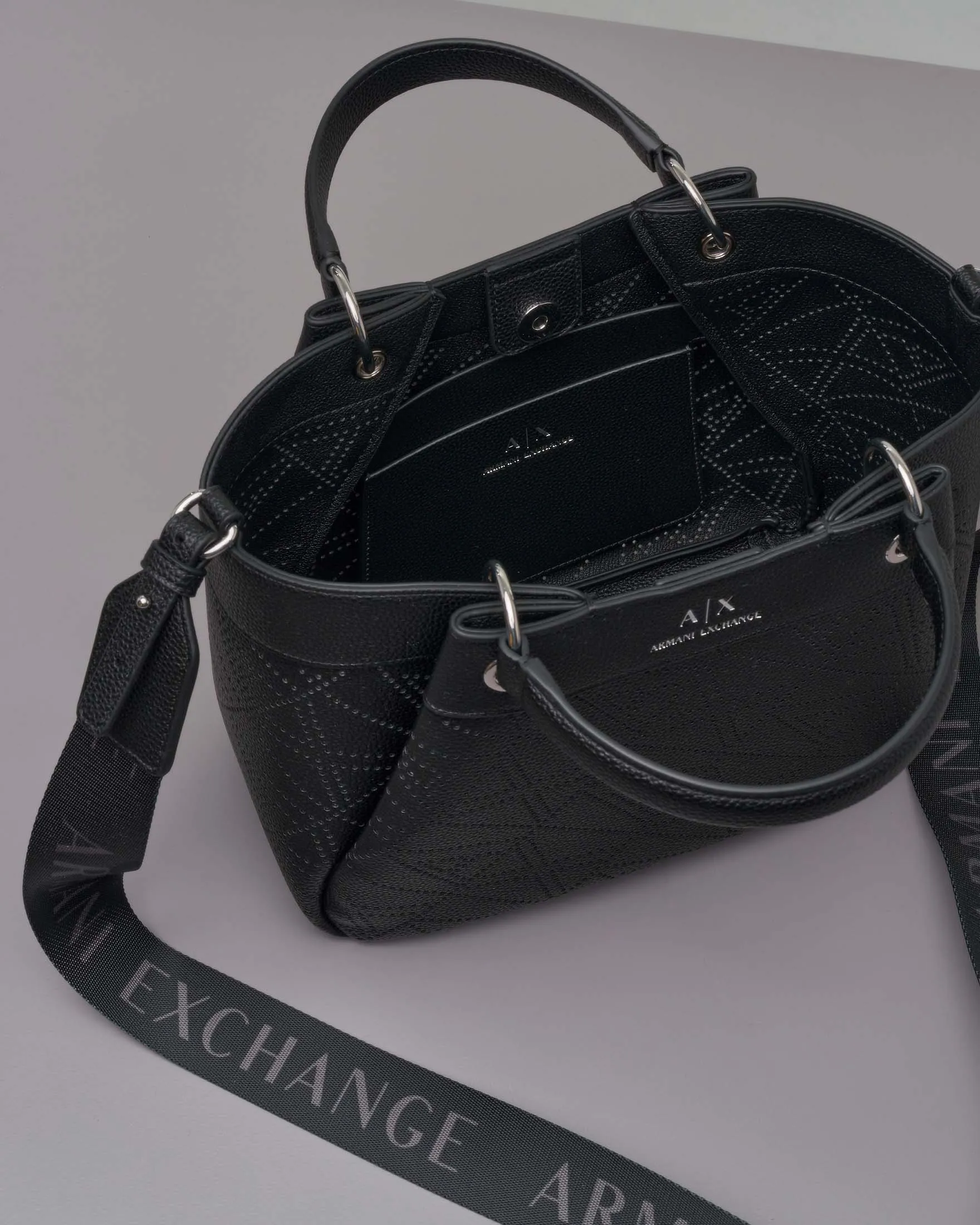 Borsa a mano nera piccola in similpelle martellata con pinces e logo sul davanti tracolla in gros grain rimovibile