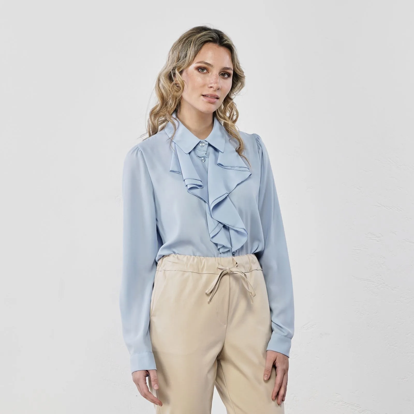 Camicia azzurra con volant