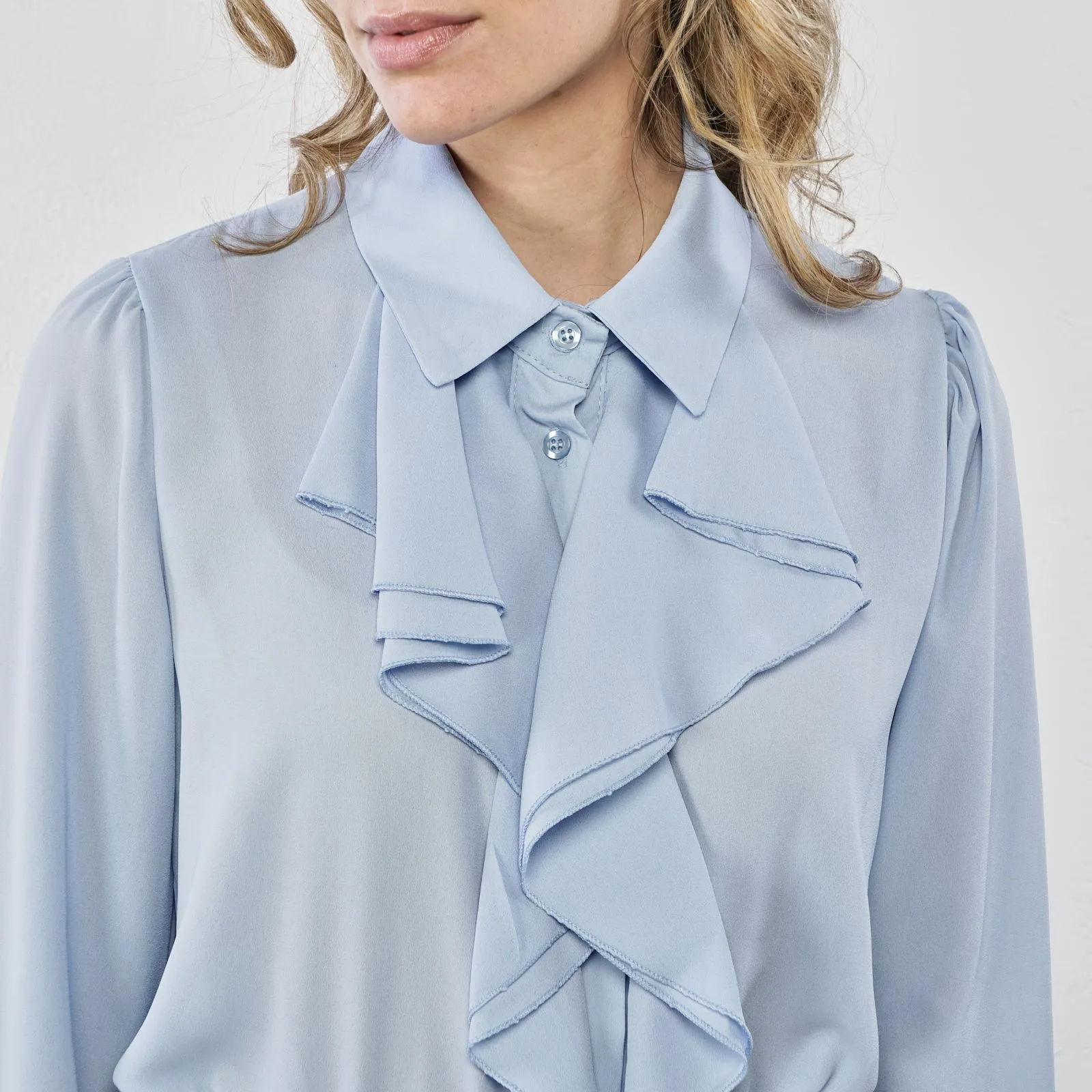 Camicia azzurra con volant
