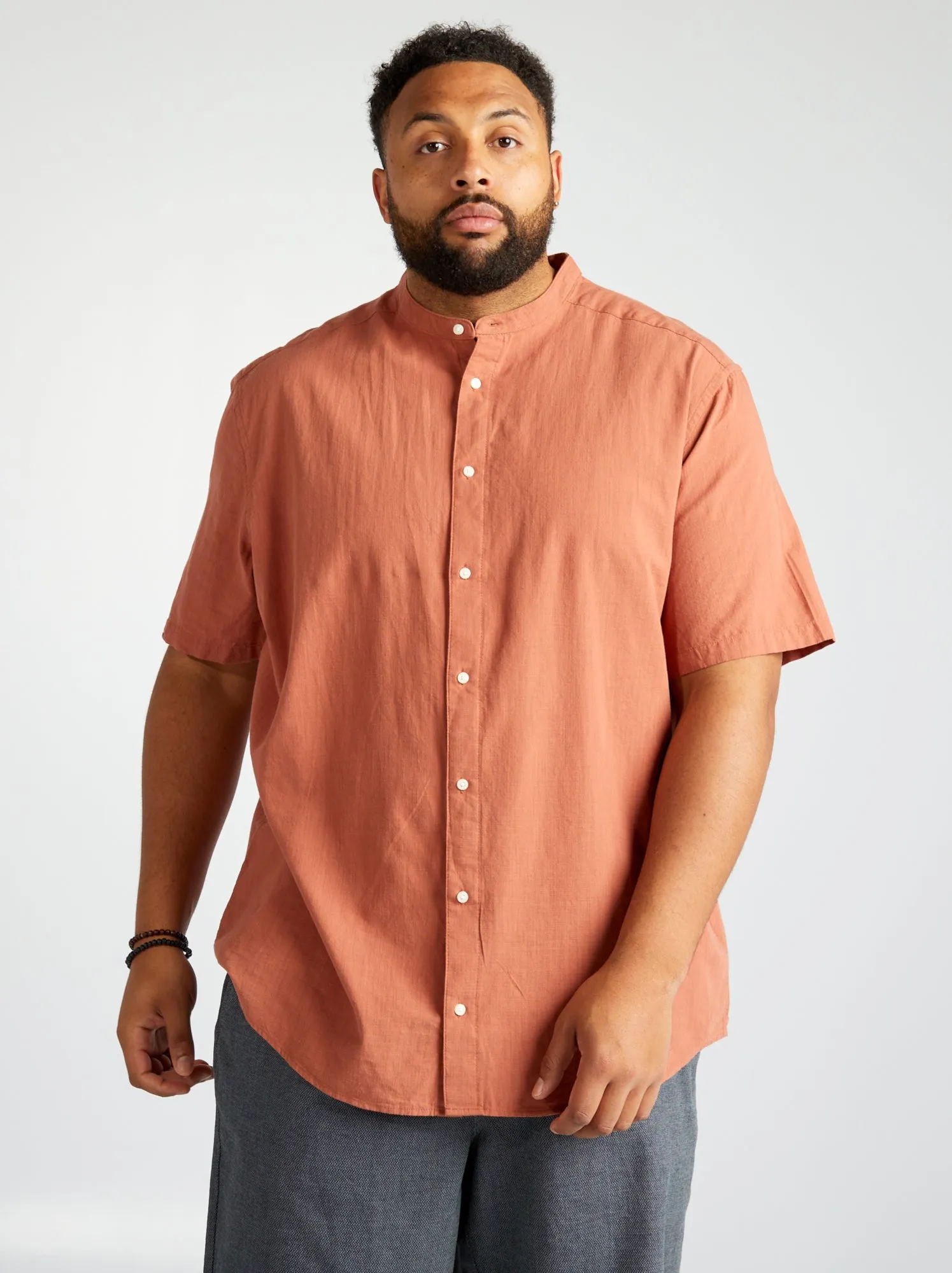 Camicia dritta con collo alla coreana - MARRONE