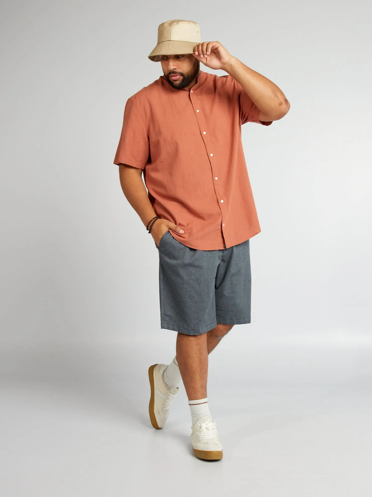 Camicia dritta con collo alla coreana - MARRONE