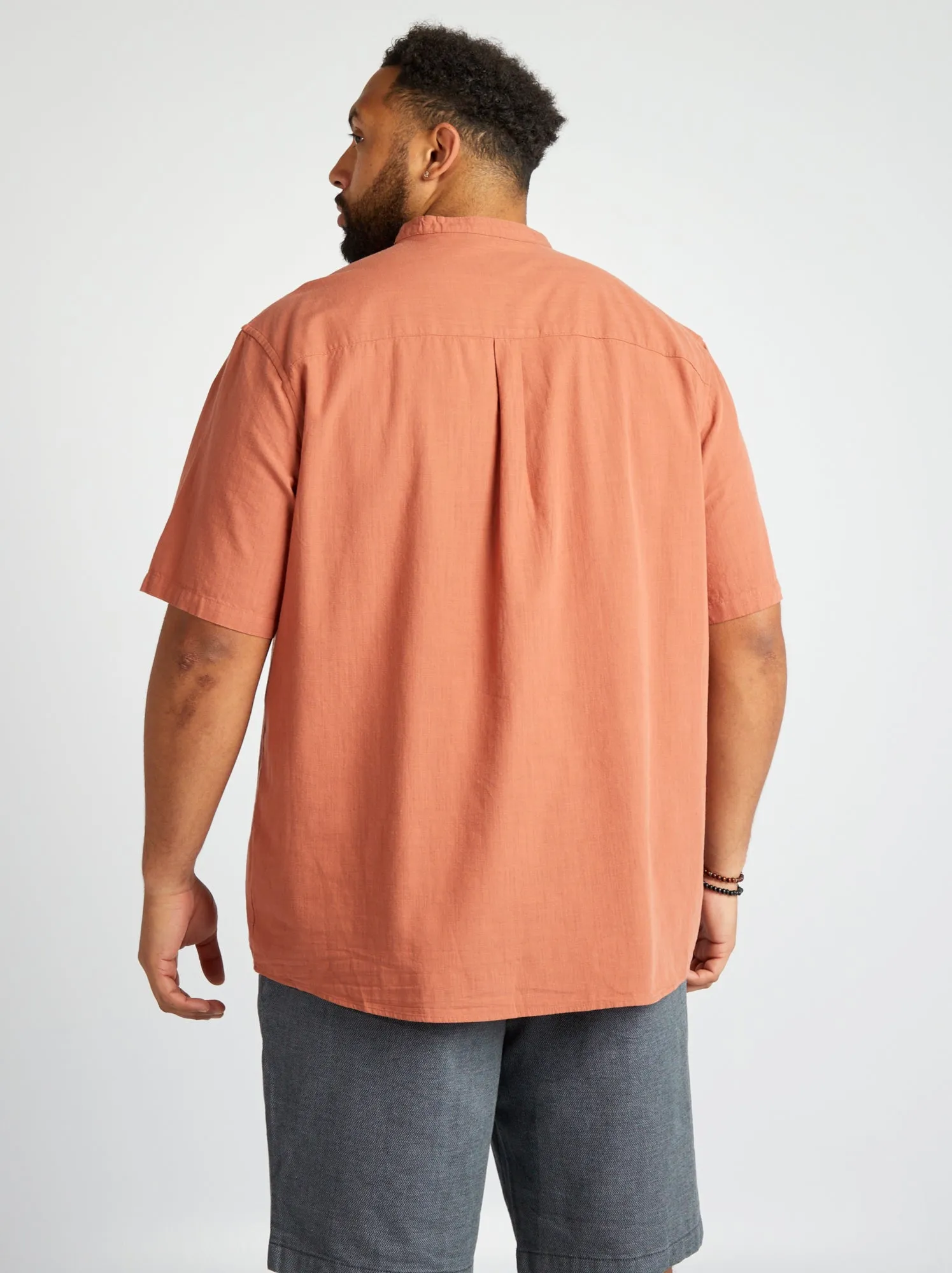 Camicia dritta con collo alla coreana - MARRONE