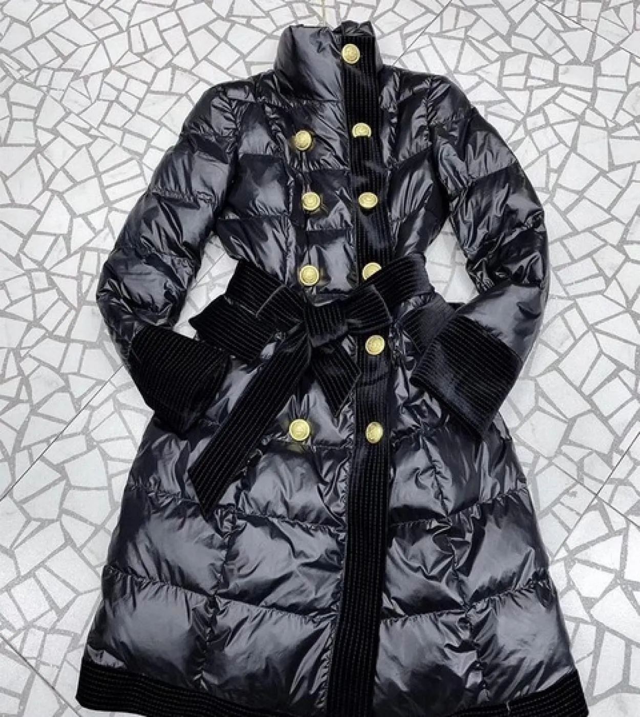 Capispalla di design invernale 2023 di alta qualità più recente da donna Cappotto lungo in piumino con giunture in velluto a dop