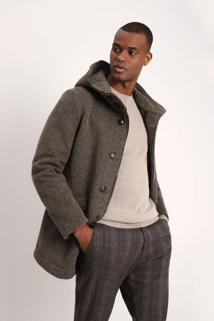 Cappotto con cappuccio, abbottonatura e tasche oblique