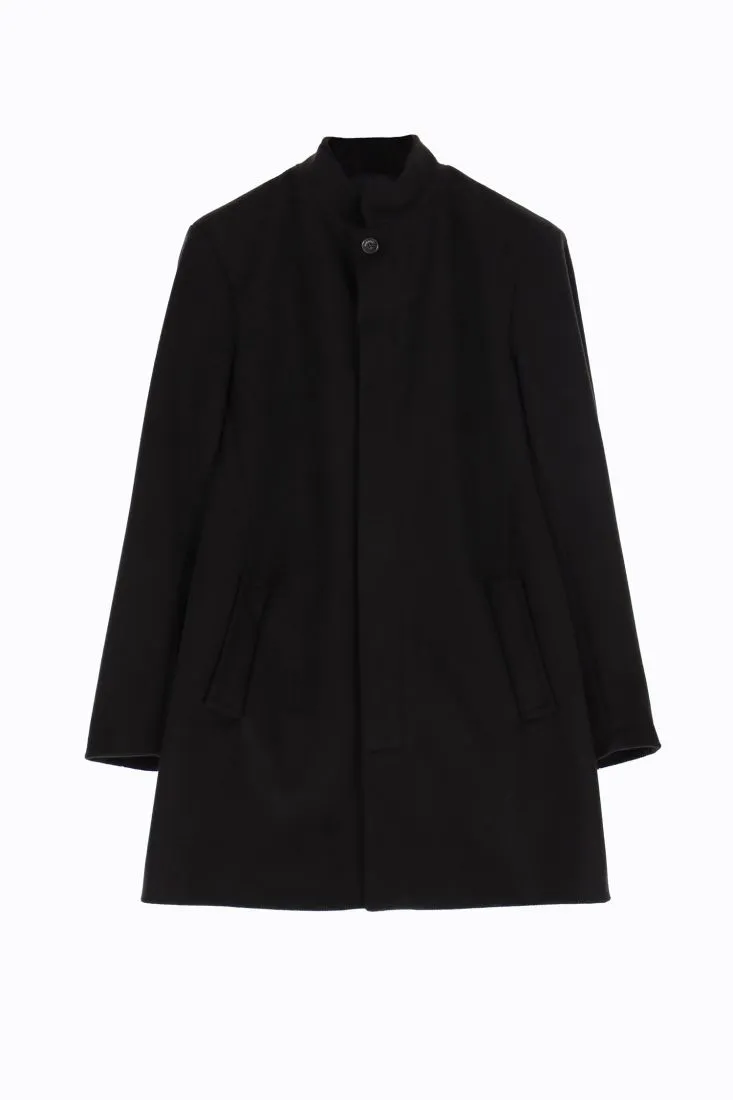 Cappotto monocolour con chiusura nascosta