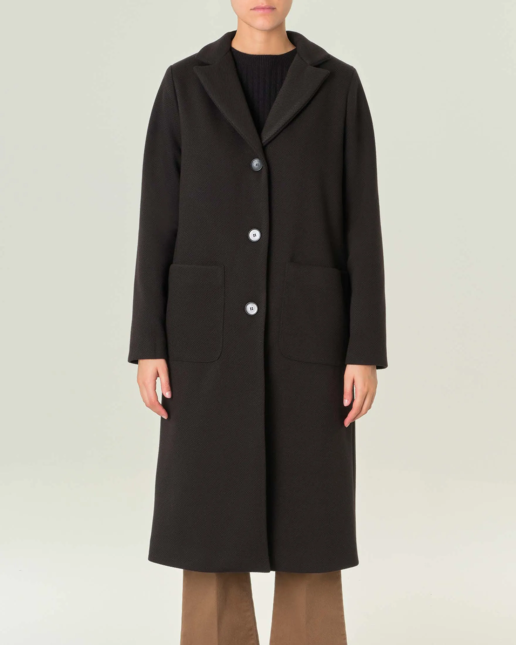 Cappotto nero lungo in tessuto diagonale di misto lana dal taglio maschile con tasche a toppa