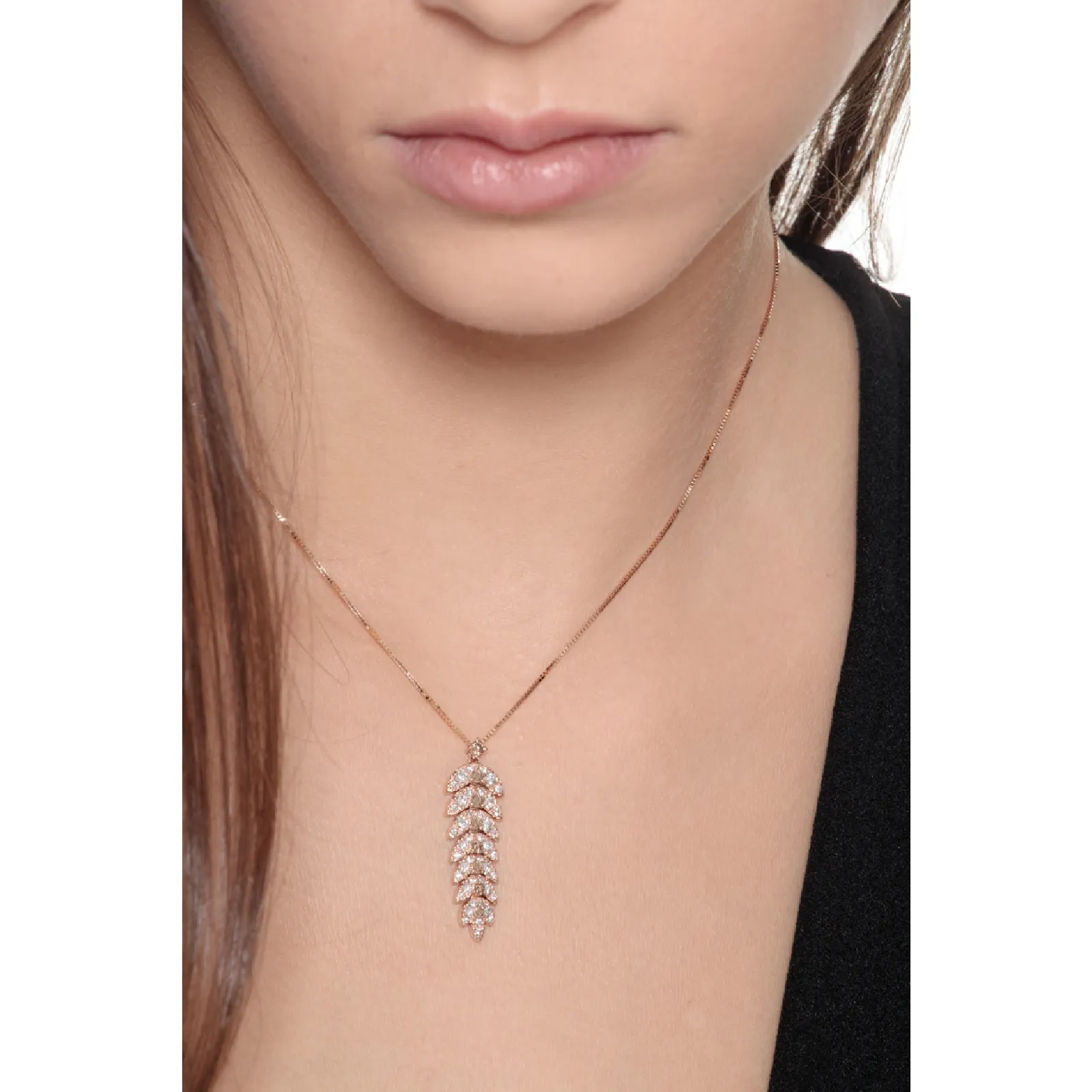 Collana in oro rosa 18k con ciondolo di diamanti bianchi e brown