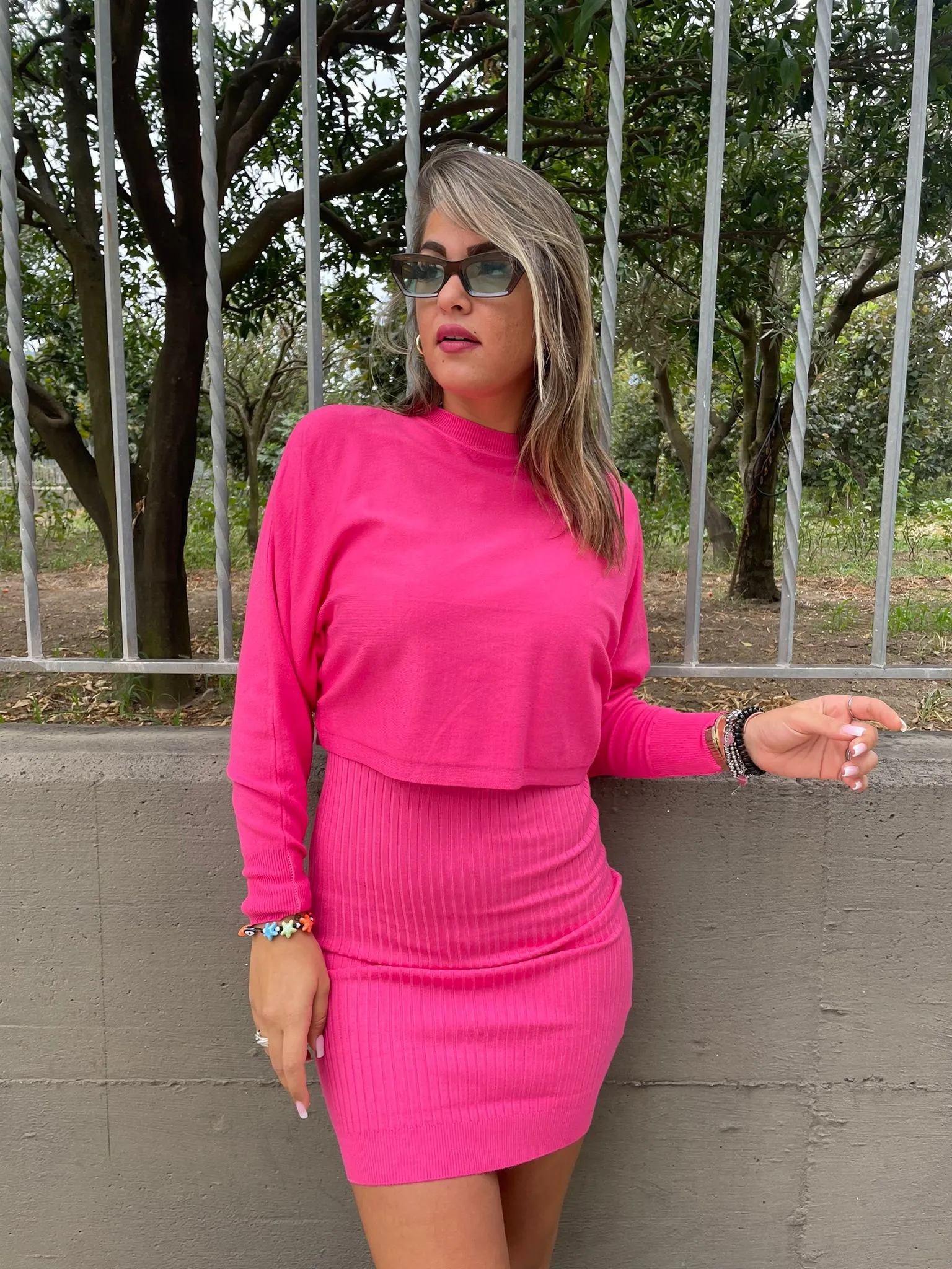 Coordinato con vestito a costine e maglione crop