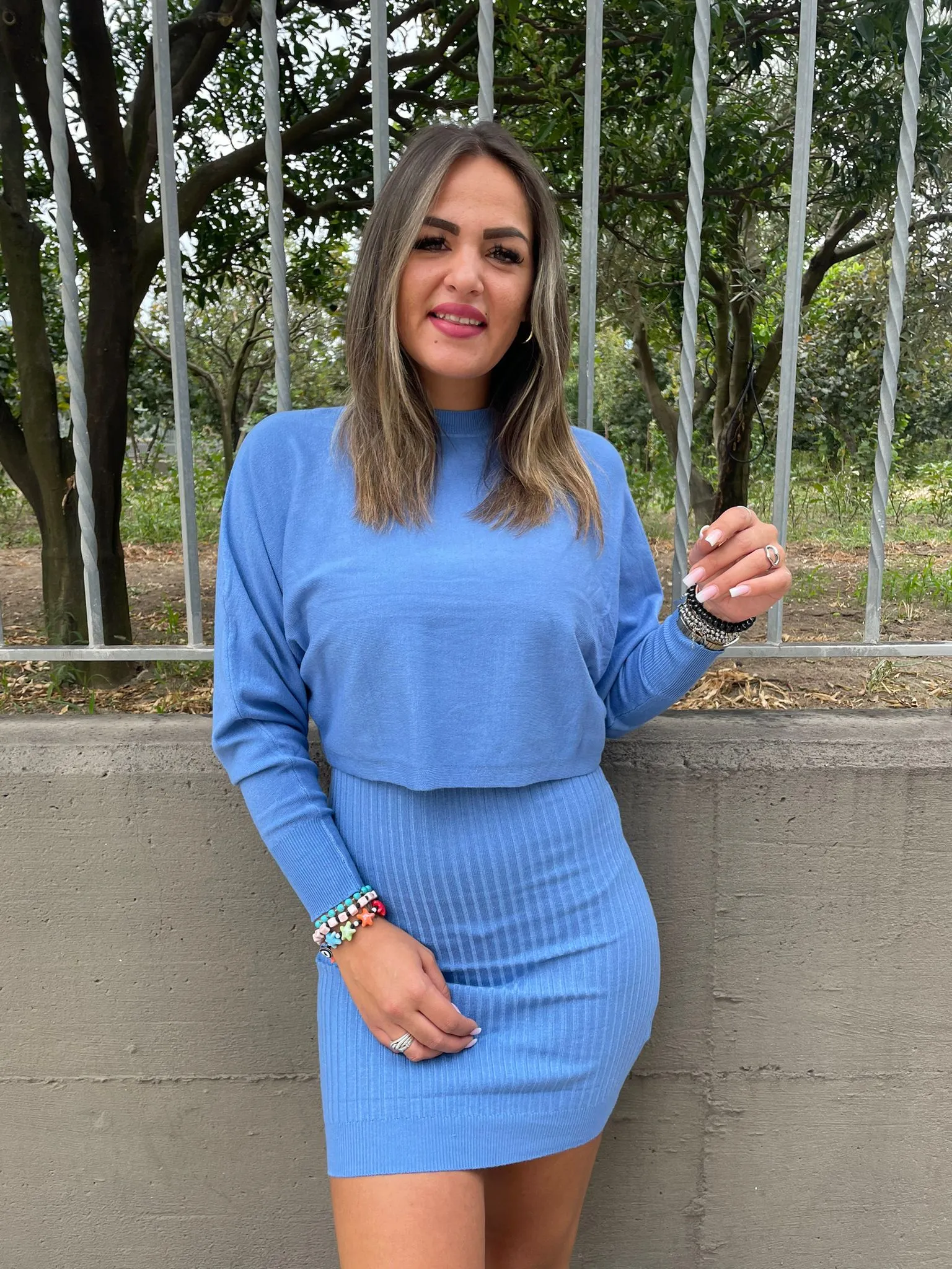 Coordinato con vestito a costine e maglione crop