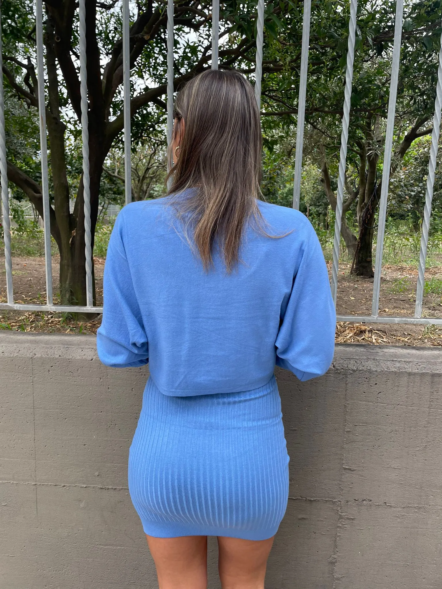 Coordinato con vestito a costine e maglione crop