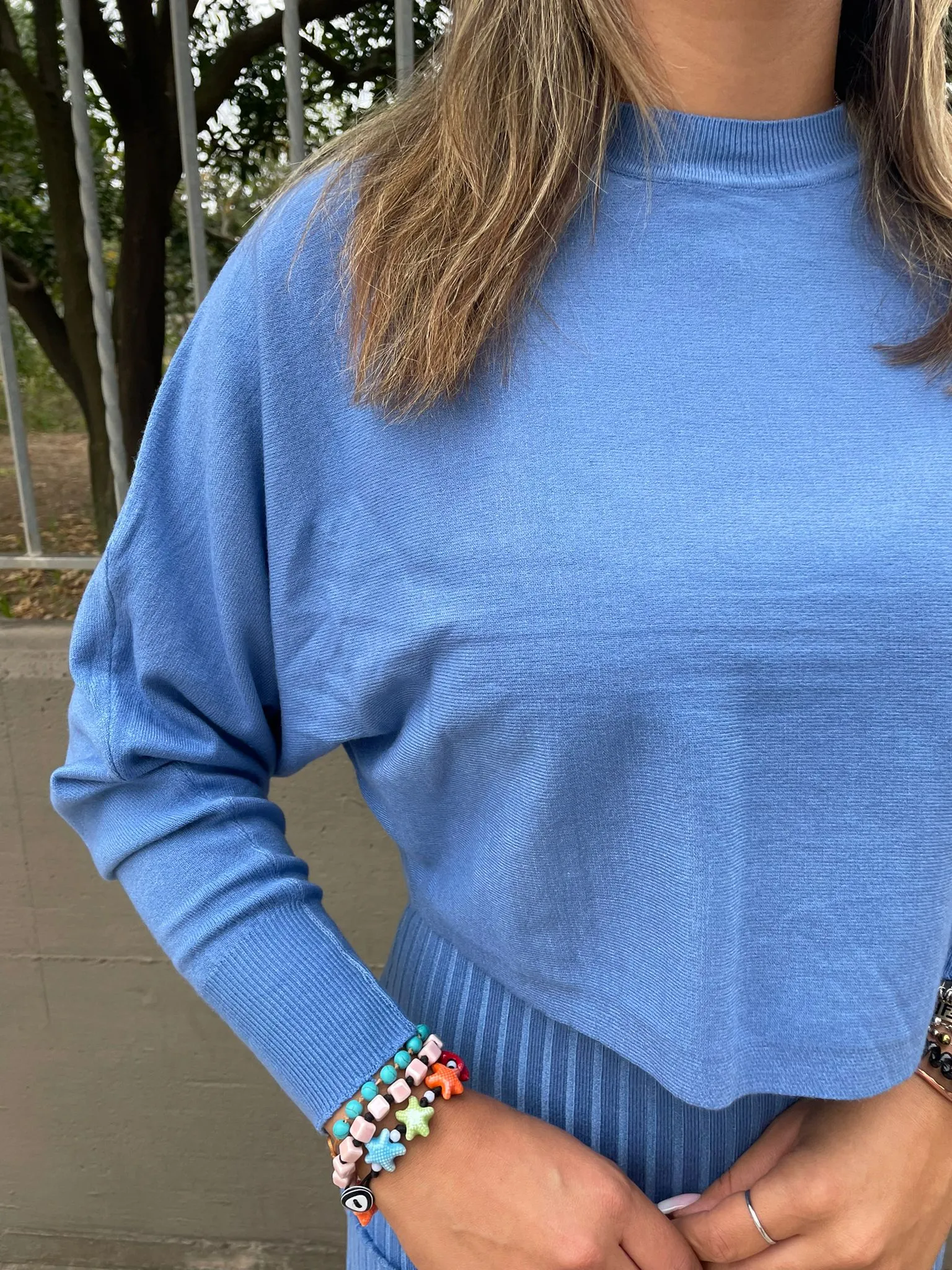Coordinato con vestito a costine e maglione crop