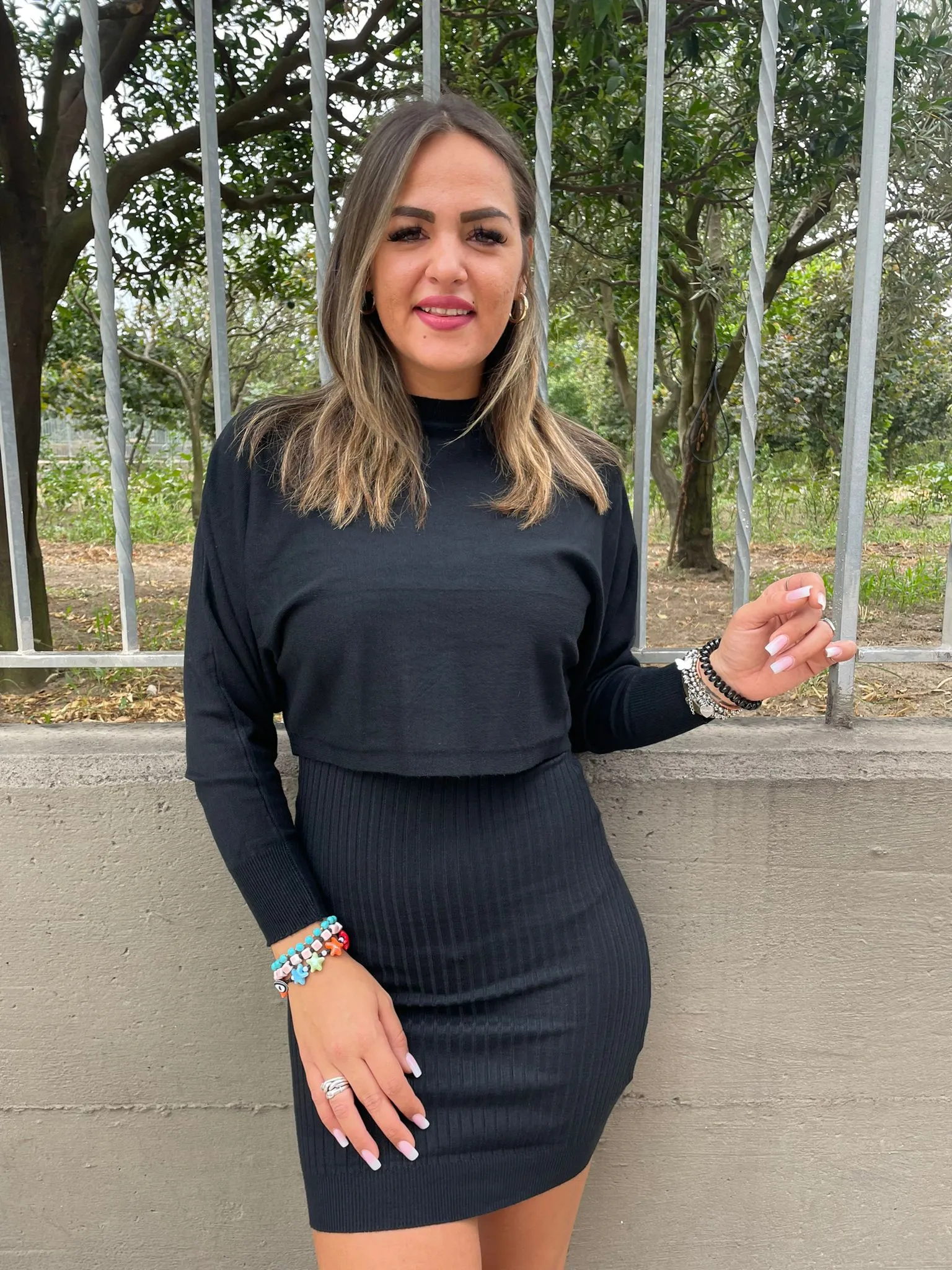Coordinato con vestito a costine e maglione crop