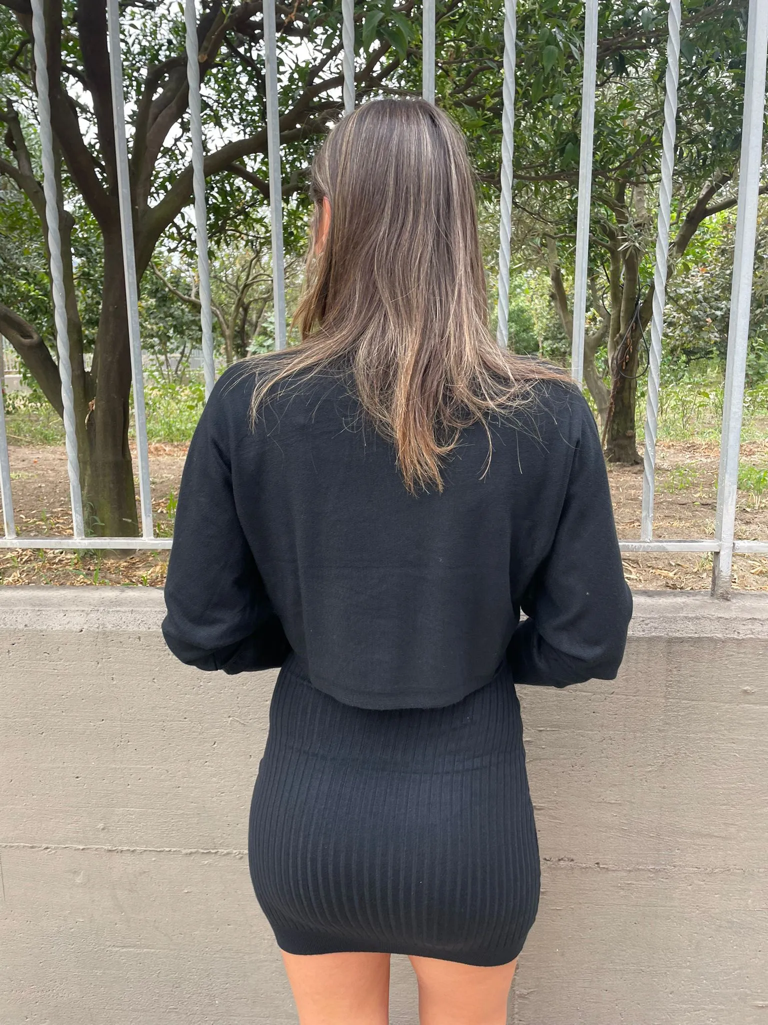 Coordinato con vestito a costine e maglione crop