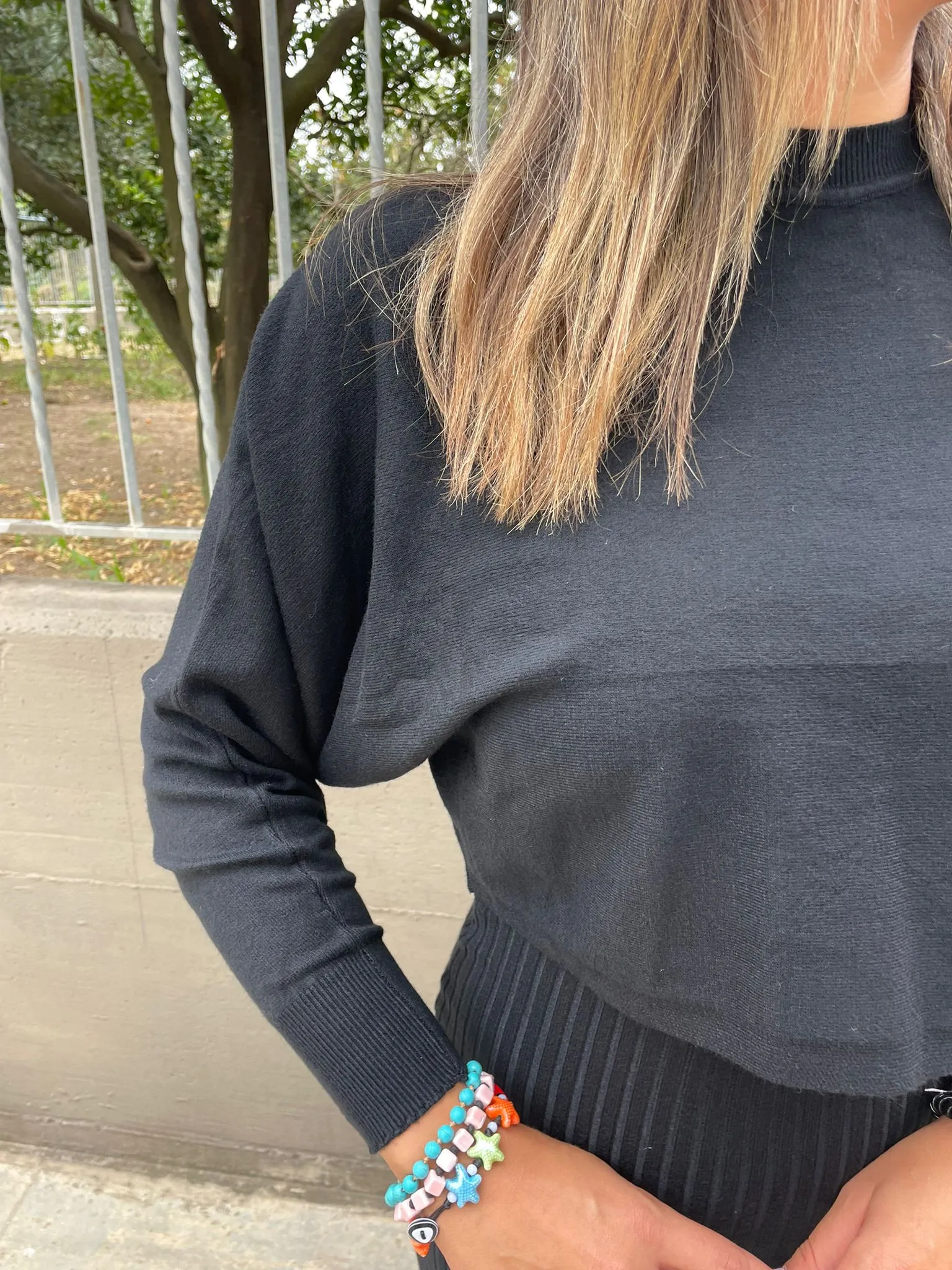 Coordinato con vestito a costine e maglione crop