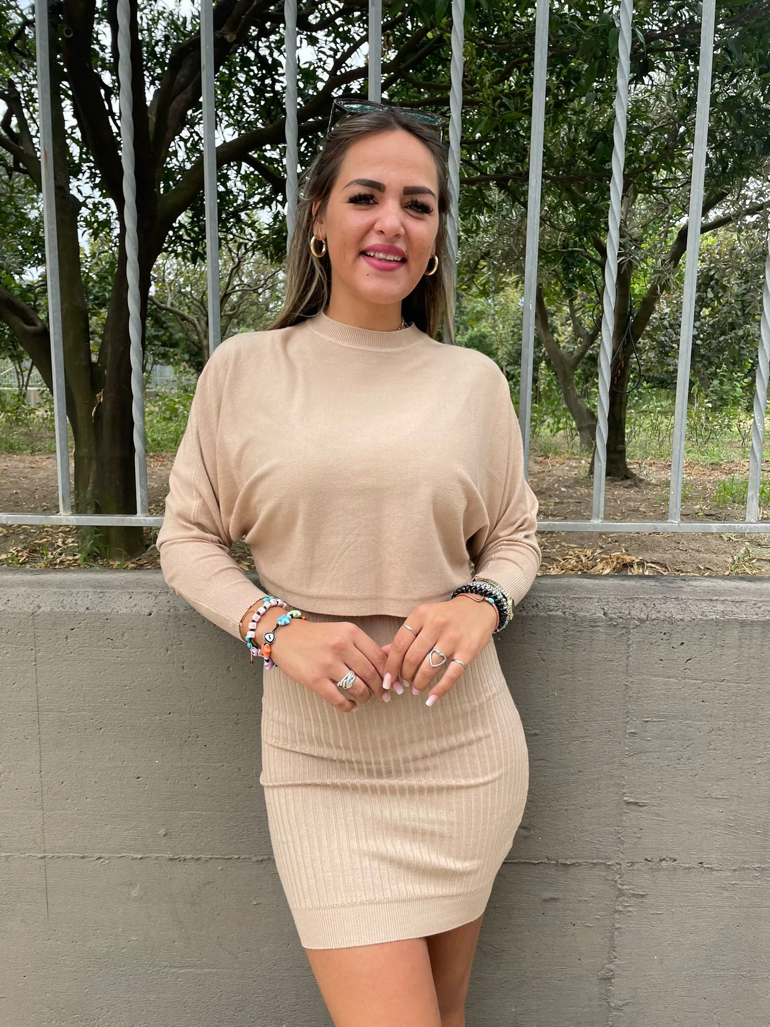 Coordinato con vestito a costine e maglione crop