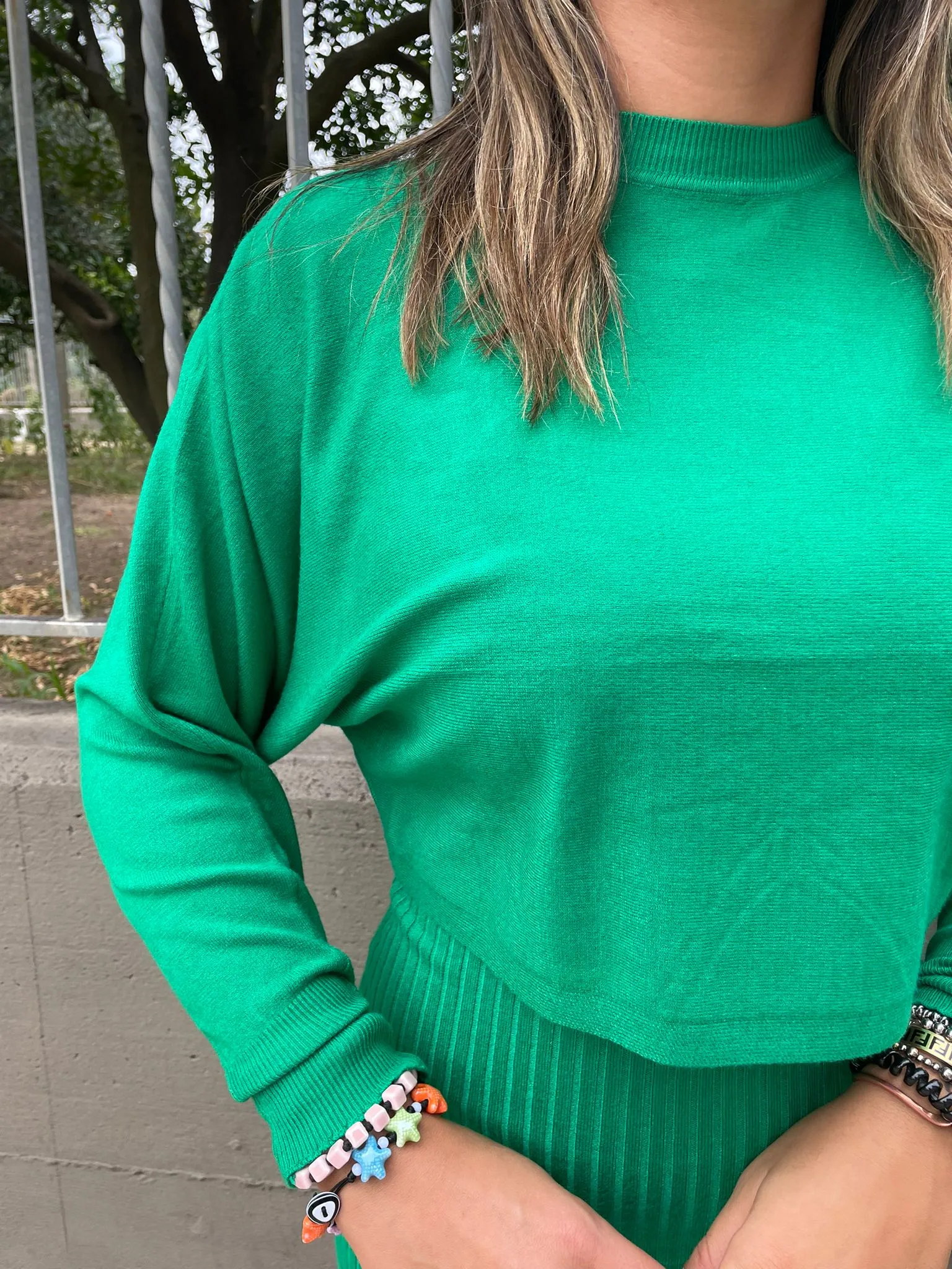 Coordinato con vestito a costine e maglione crop