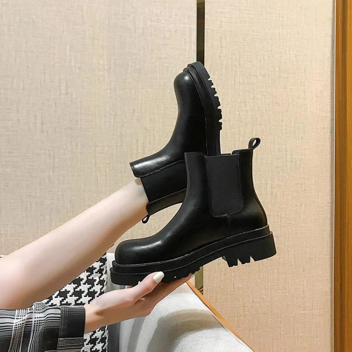 Famosi stivali Chelsea di marca per donna Scarpe casual con plateau nero Stivali da donna in pelle di mucca Bottine alla cavigli