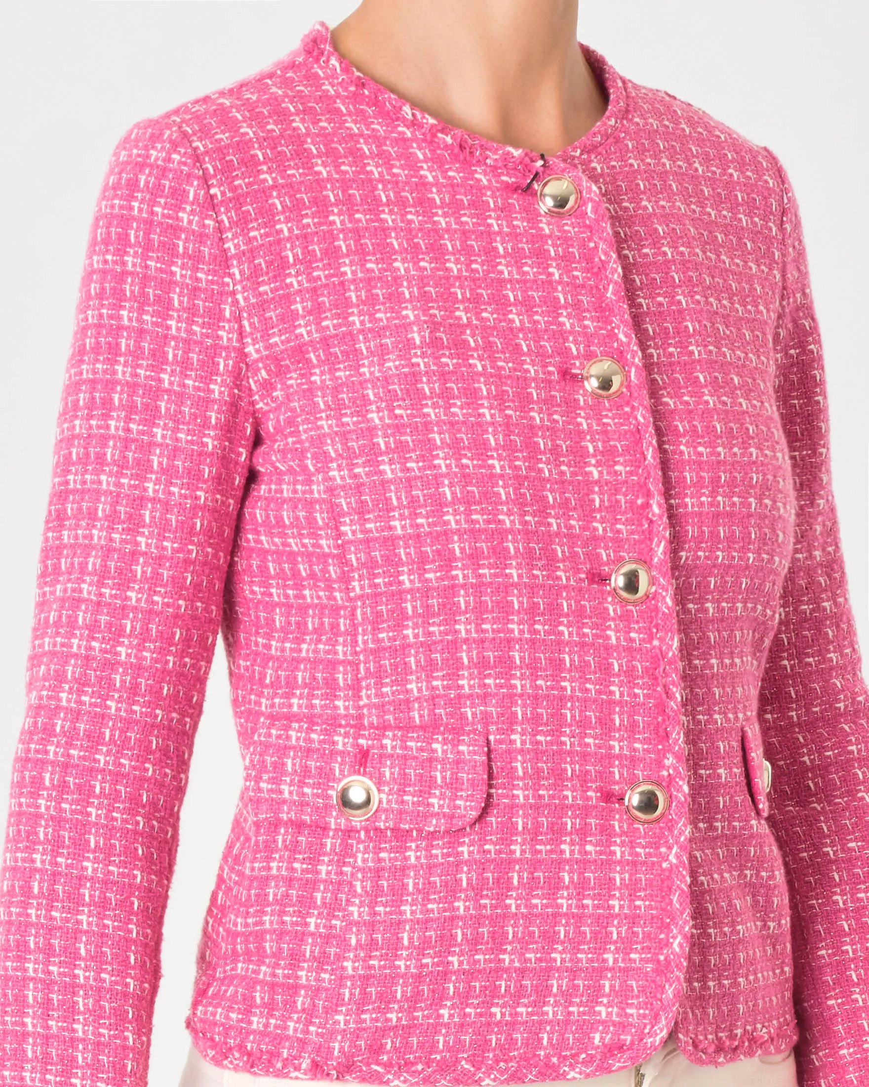 Giacca fucsia in stuoia di misto cotone con scollo tondo e bottoni dorati a specchio