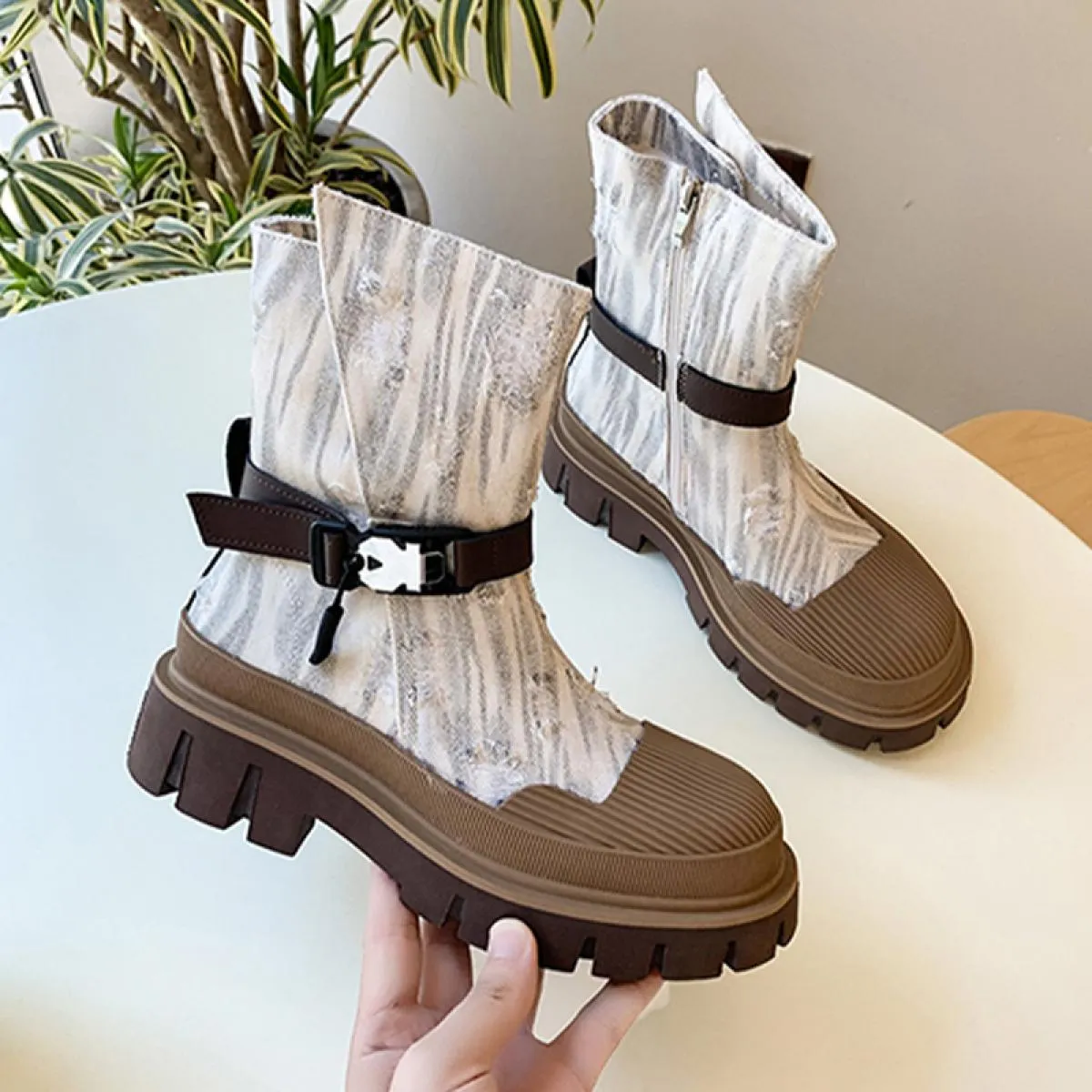 Luxury Brand New Winter Stivali da moto Scarpe da donna Stivali Chelsea in denim 2023 Moda Tacchi medi Décolleté da gladiatore L