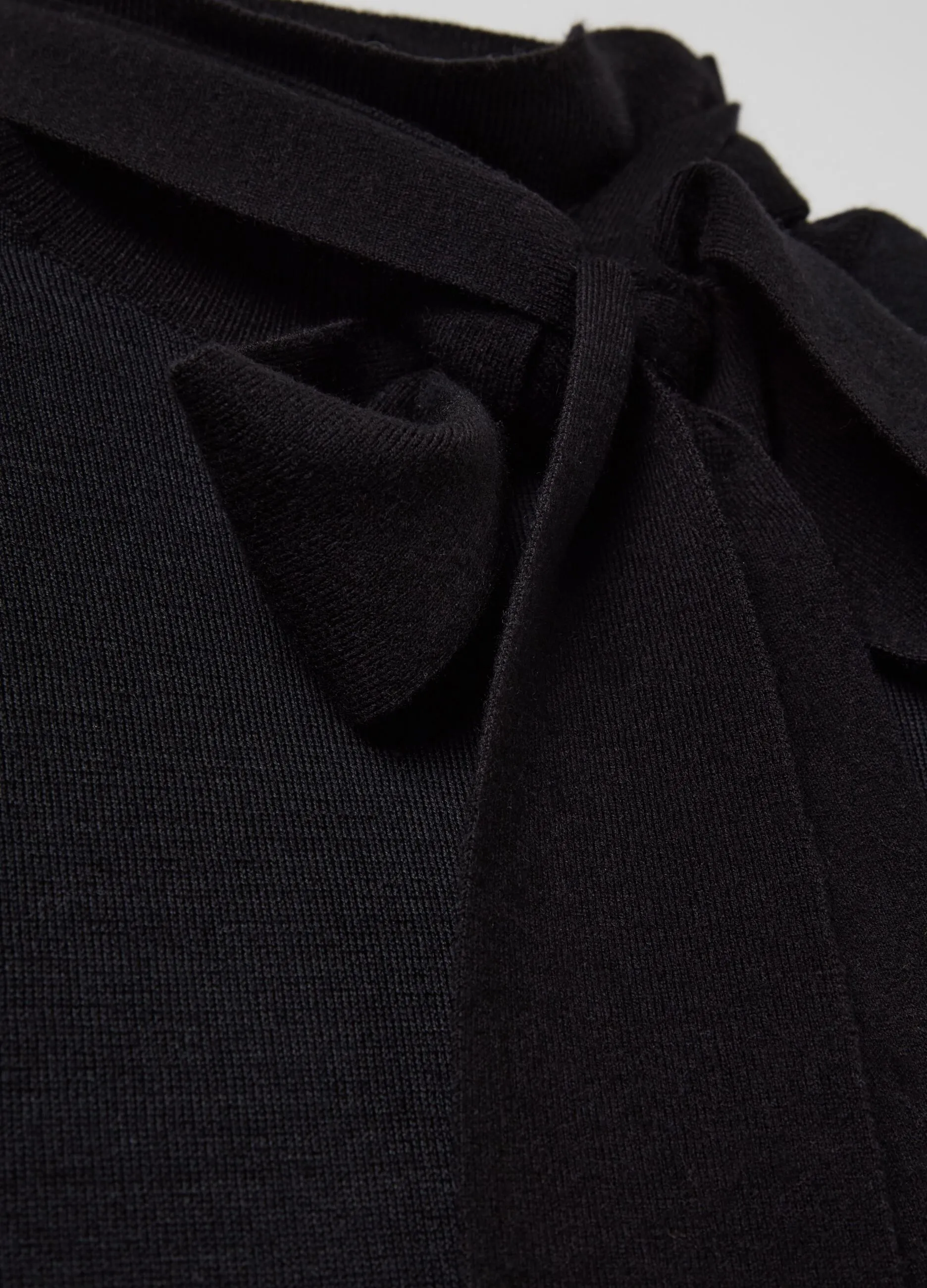 Maglia a collo alto con foulard