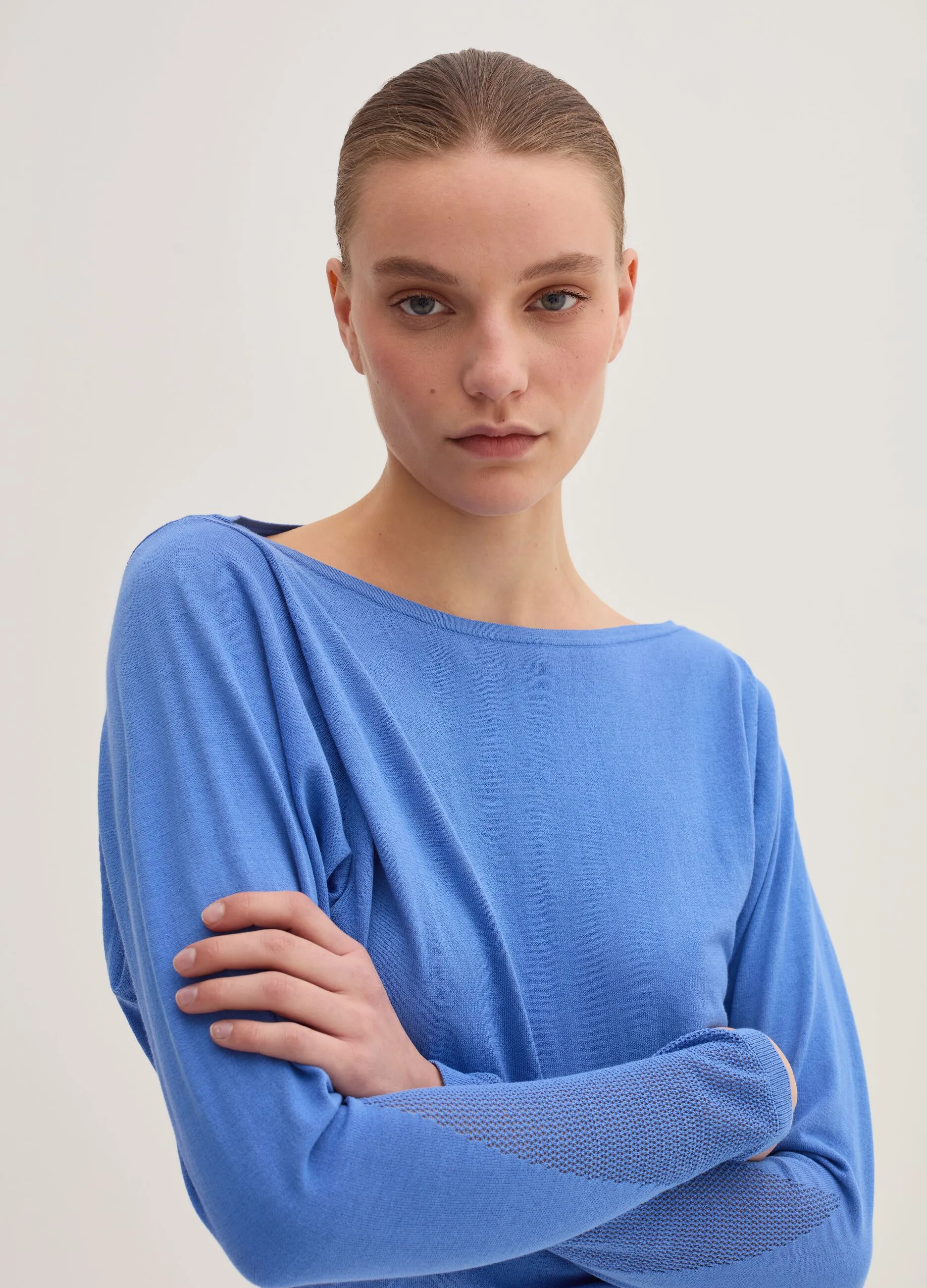 Maglia crop in crêpe con inserto in mesh