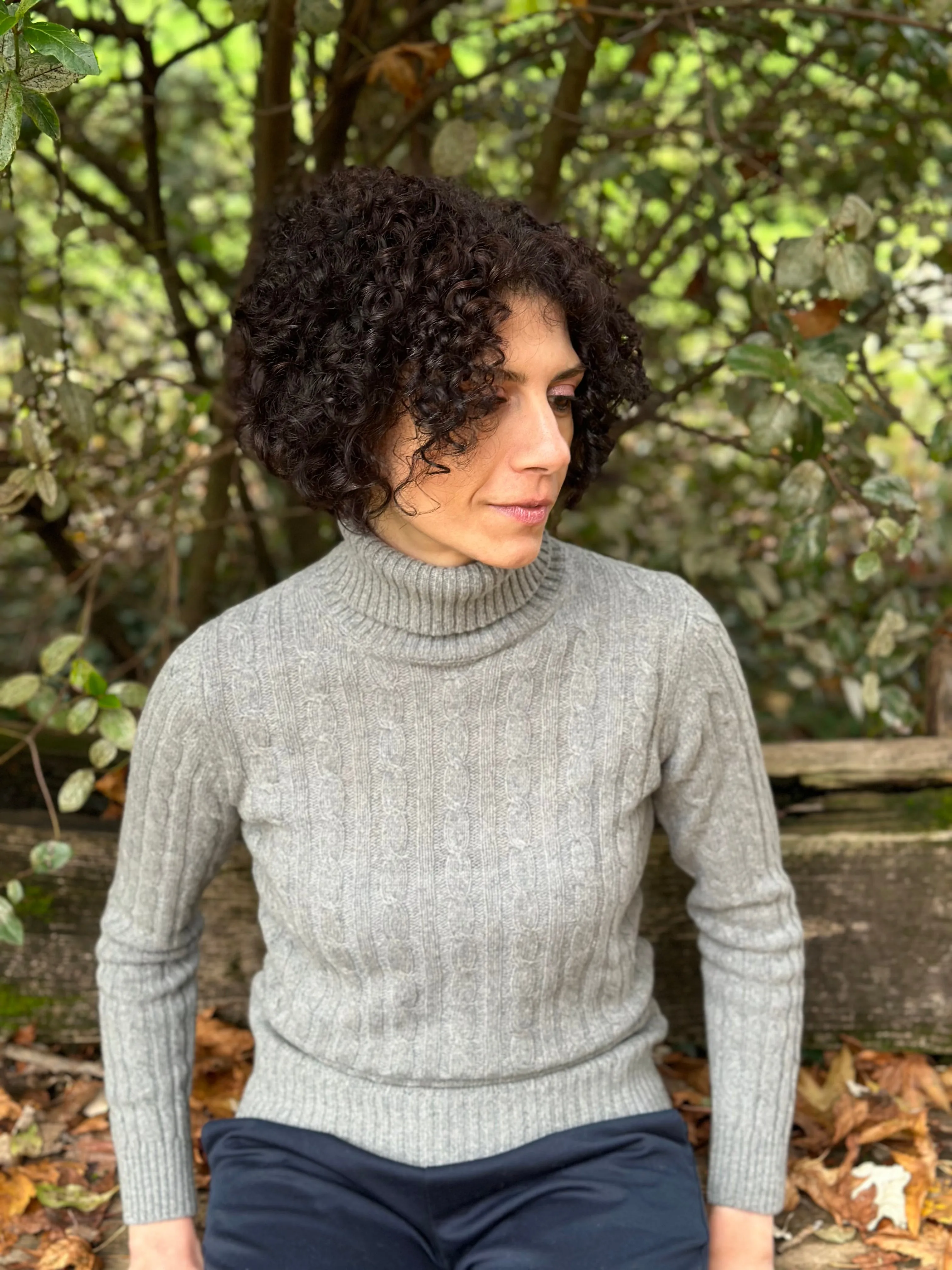 Maglia donna a trecce collo alto in cashmere rigenerato