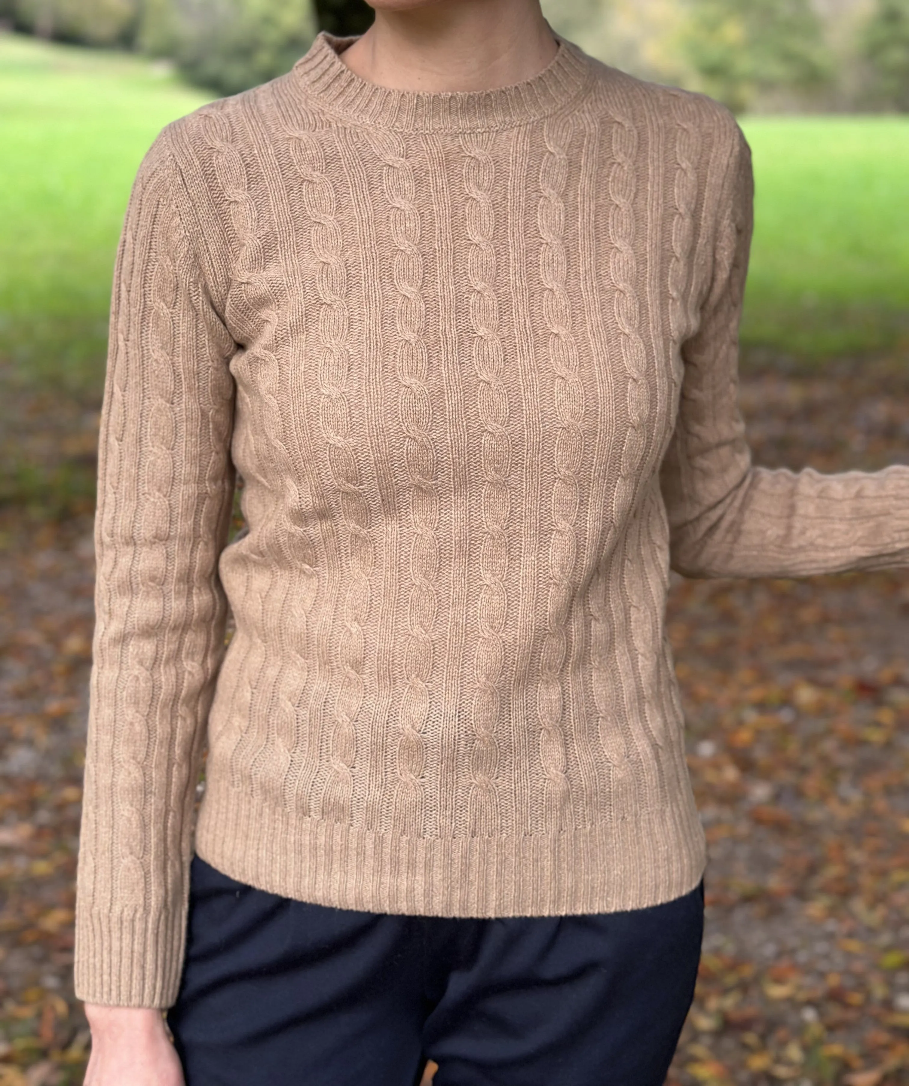 Maglia donna a trecce girocollo in cashmere rigenerato