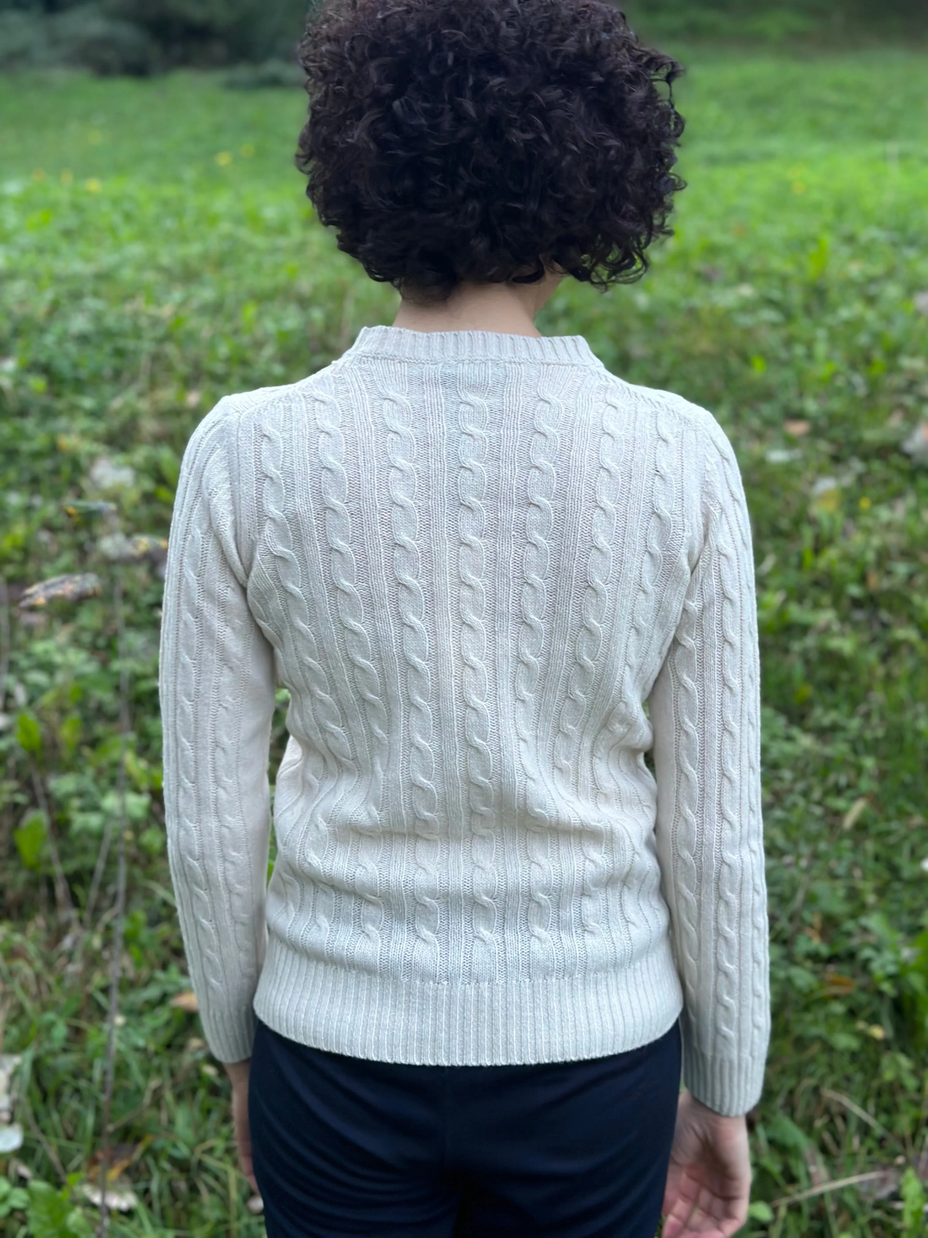 Maglia donna a trecce girocollo in cashmere rigenerato