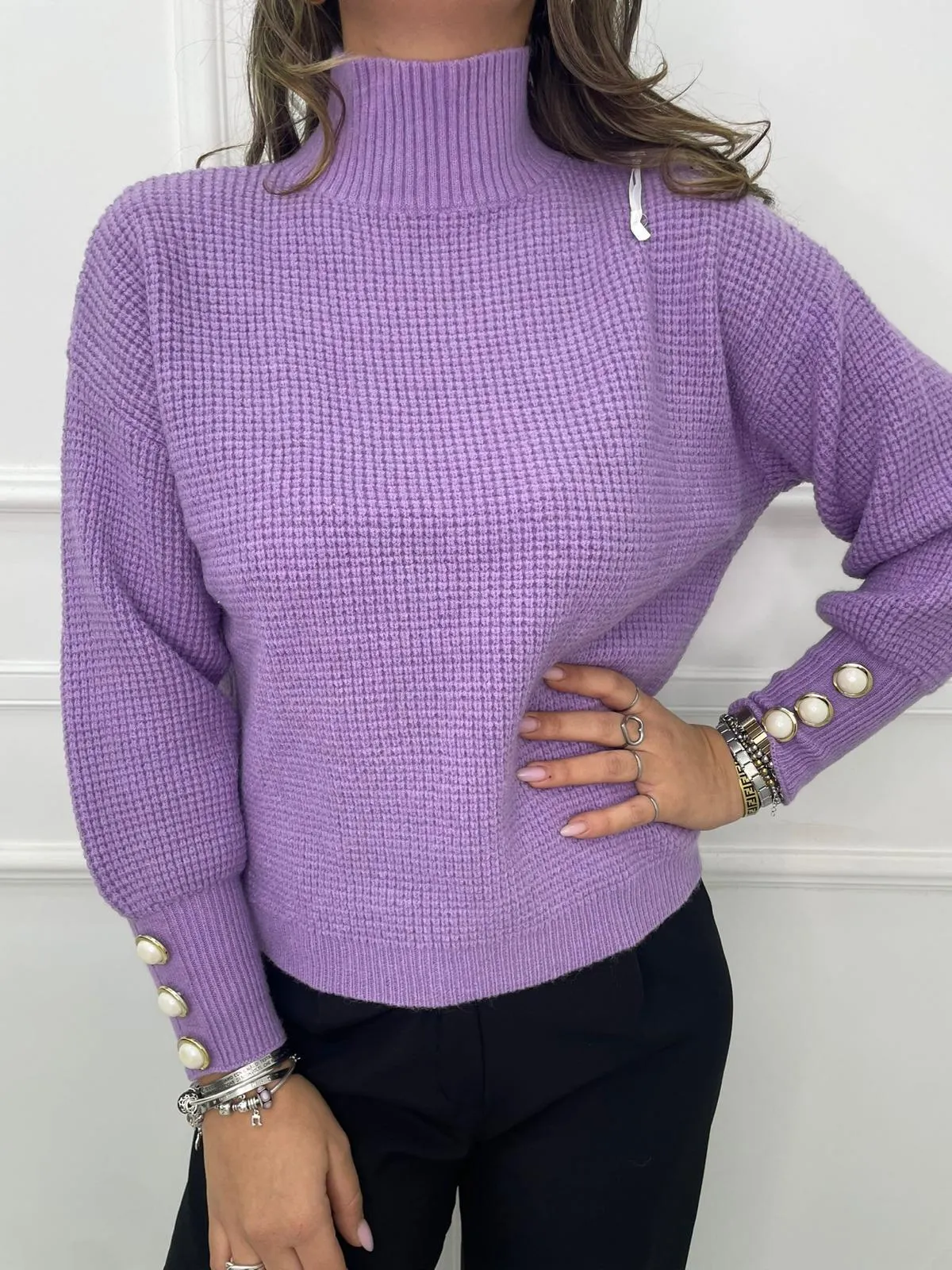 Maglione collo alto con bottoni perla alle maniche