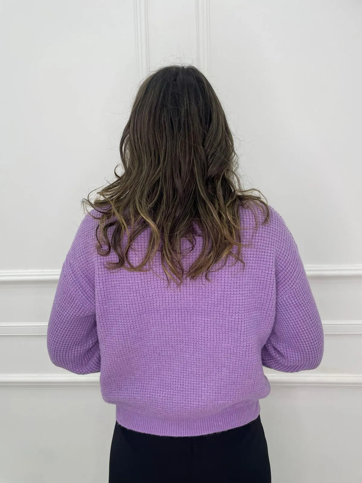 Maglione collo alto con bottoni perla alle maniche