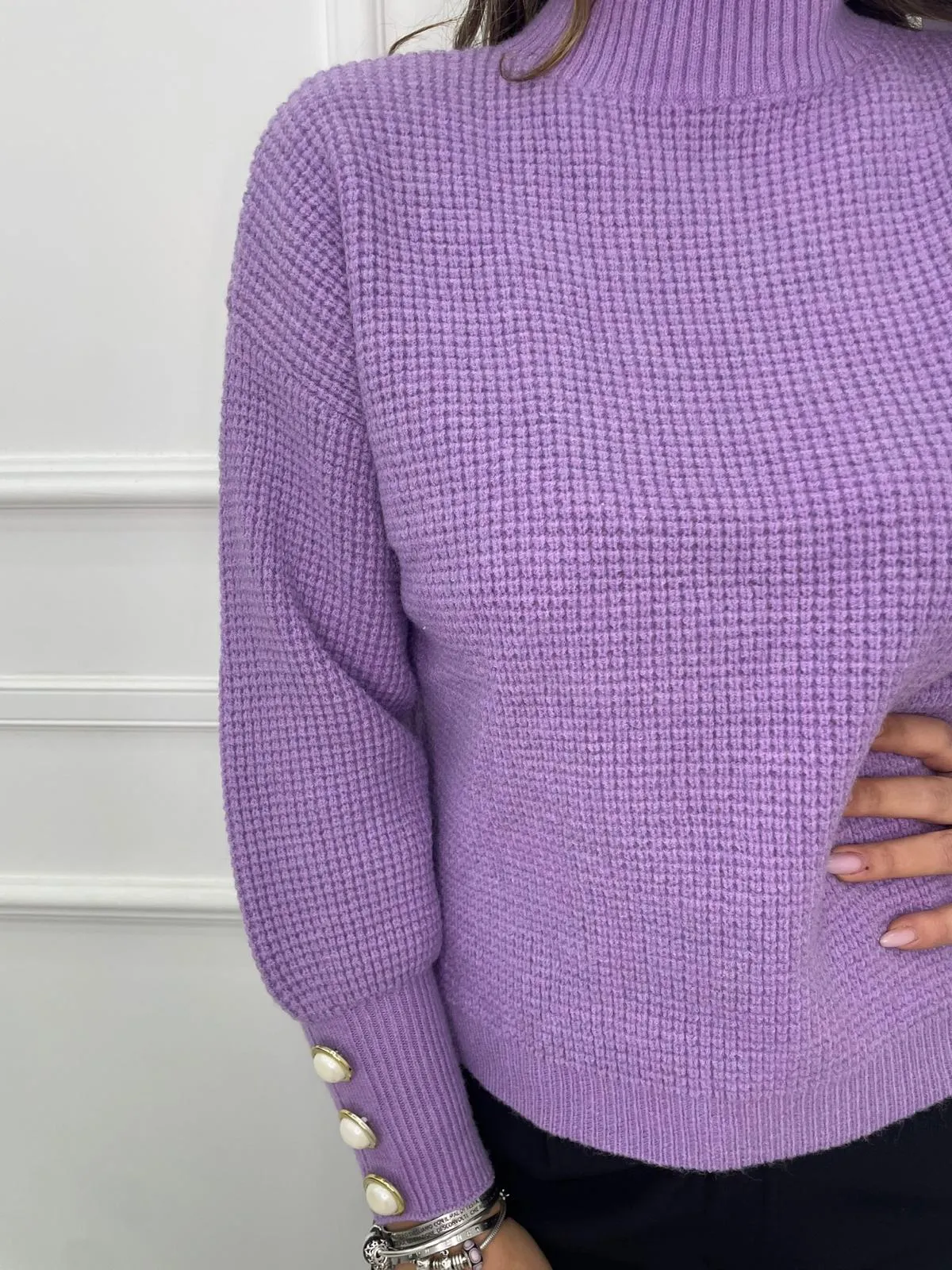 Maglione collo alto con bottoni perla alle maniche