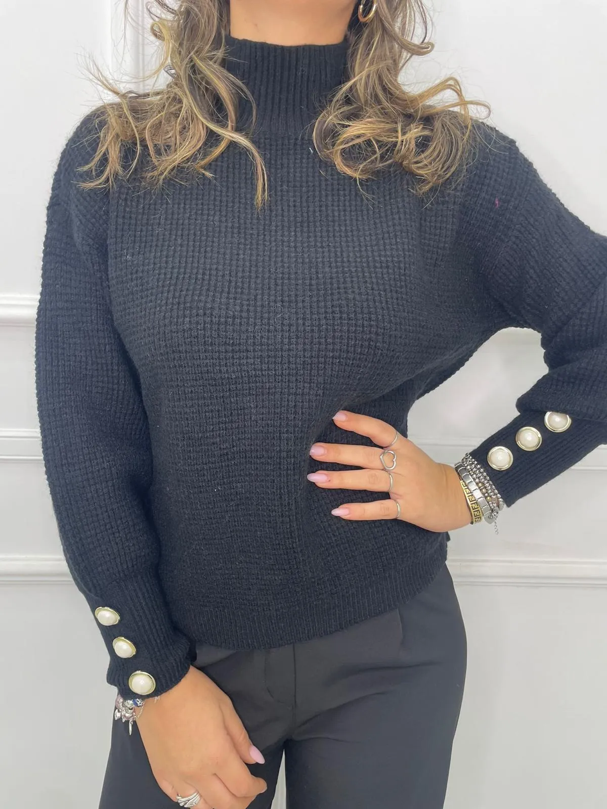 Maglione collo alto con bottoni perla alle maniche