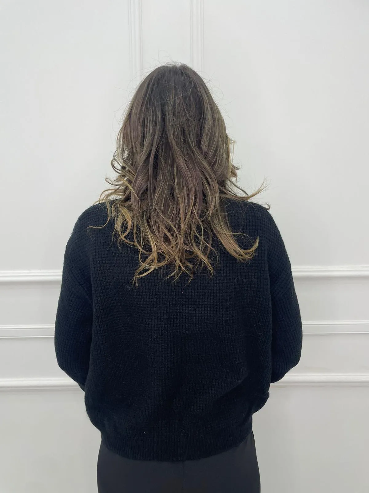 Maglione collo alto con bottoni perla alle maniche