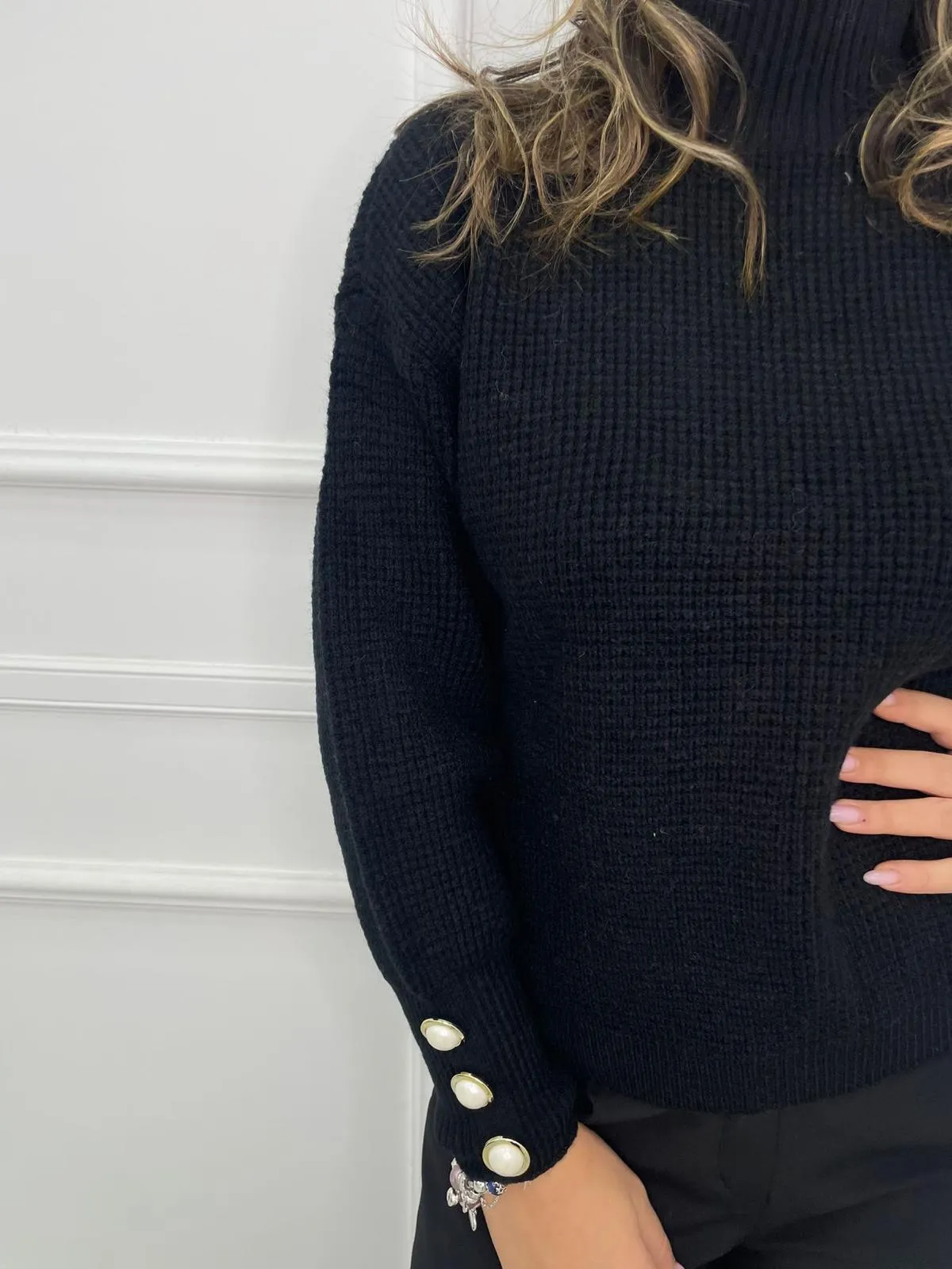 Maglione collo alto con bottoni perla alle maniche