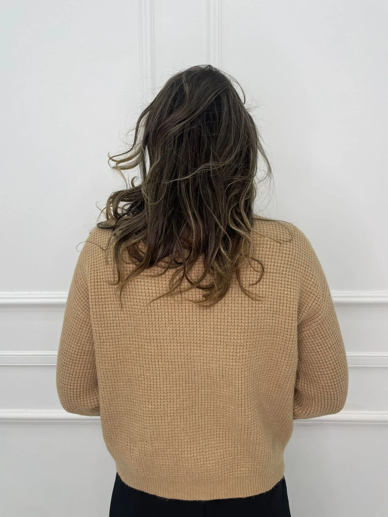 Maglione collo alto con bottoni perla alle maniche