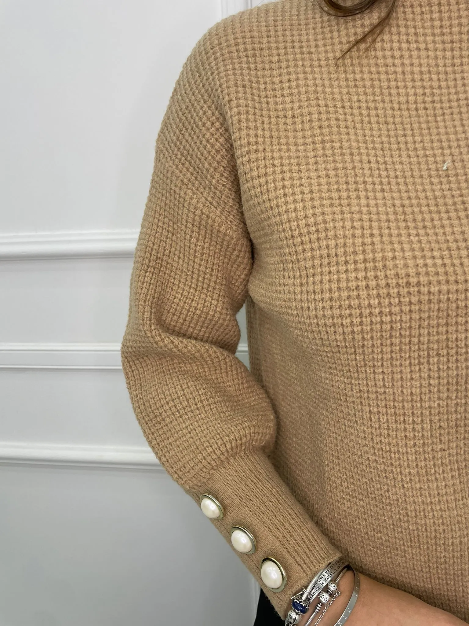 Maglione collo alto con bottoni perla alle maniche