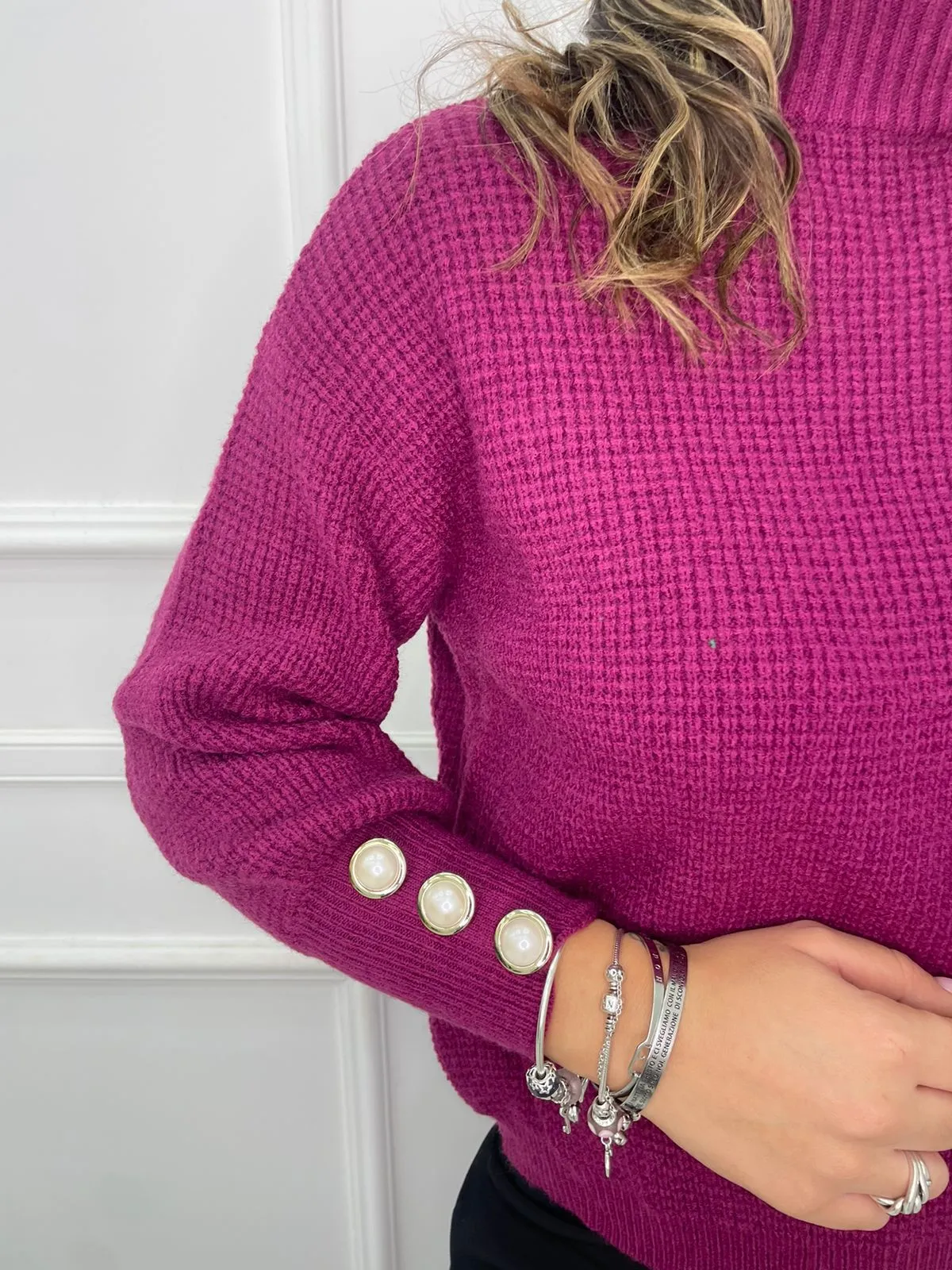 Maglione collo alto con bottoni perla alle maniche