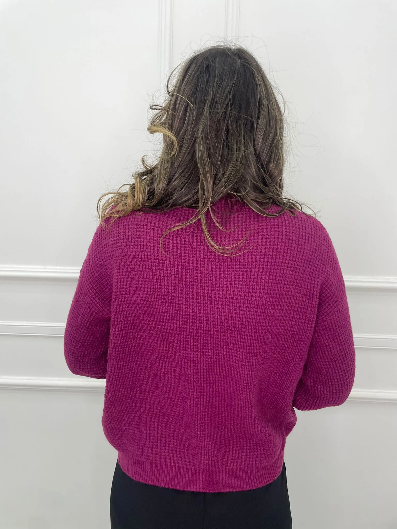 Maglione collo alto con bottoni perla alle maniche