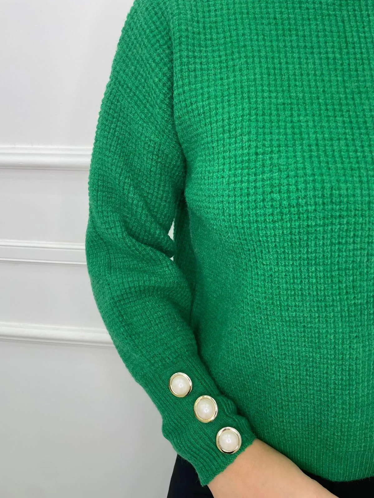 Maglione collo alto con bottoni perla alle maniche