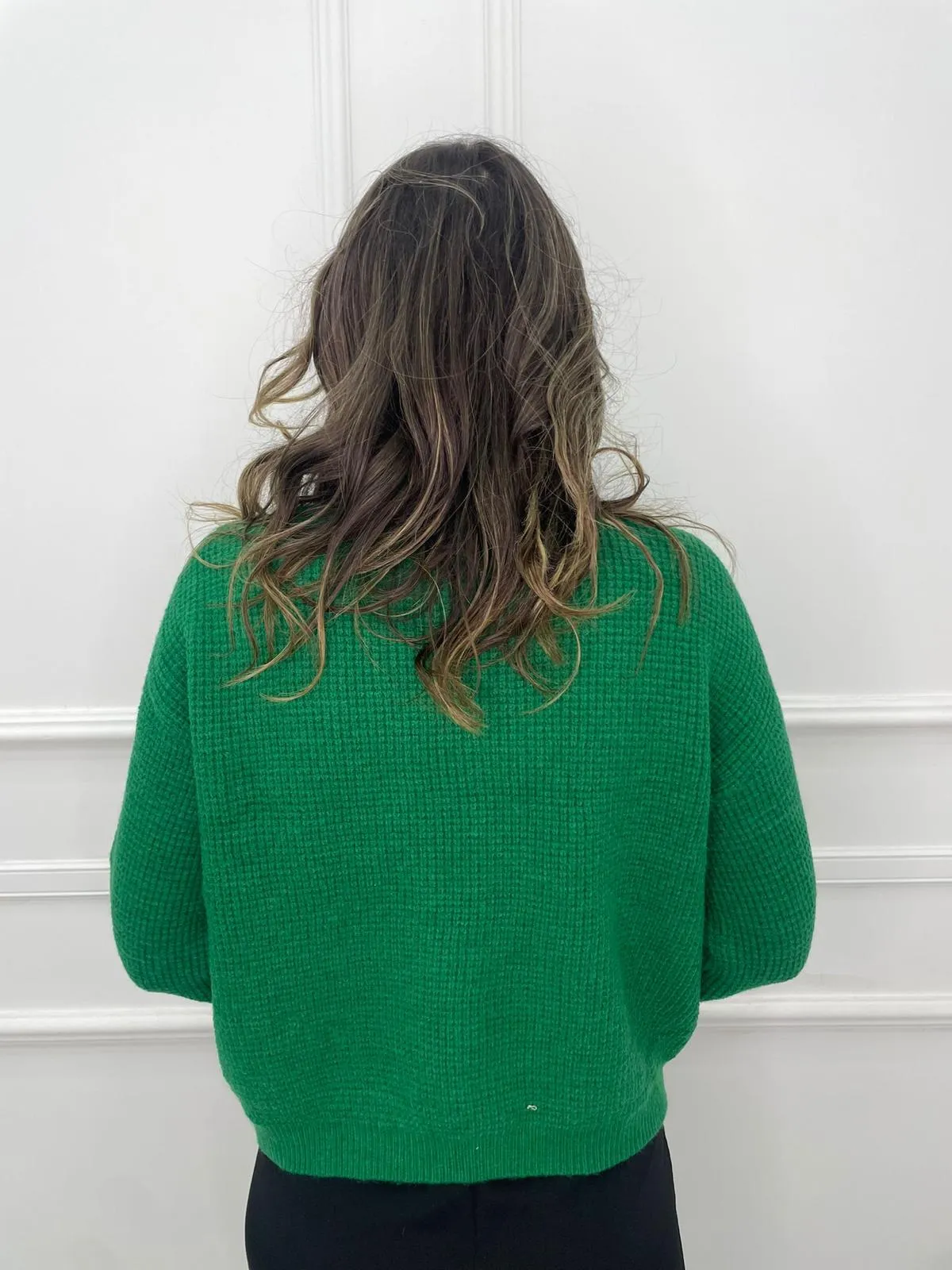 Maglione collo alto con bottoni perla alle maniche