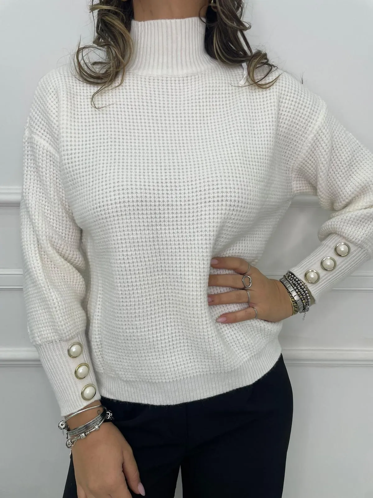 Maglione collo alto con bottoni perla alle maniche