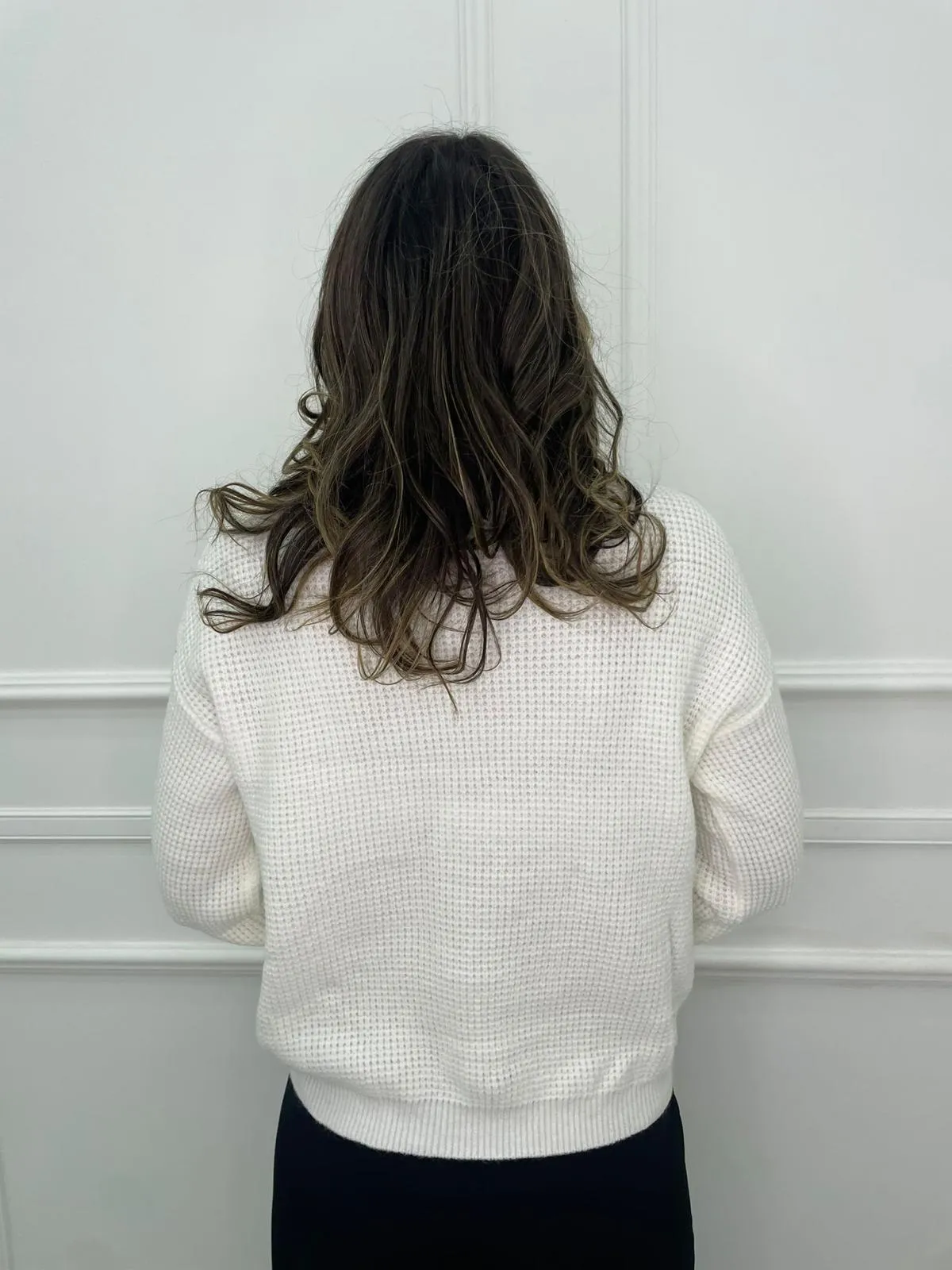 Maglione collo alto con bottoni perla alle maniche