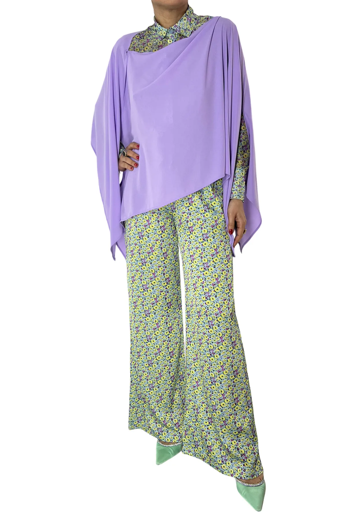 Mantella donna poncho asimmetrica in chiffon scollo fa si che il capo possa essere indossato con spalla scoperta