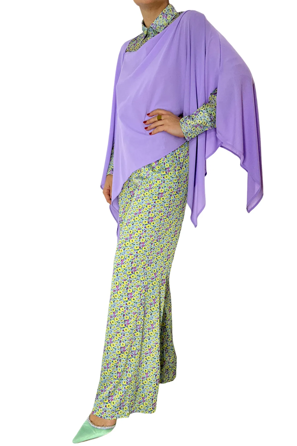 Mantella donna poncho asimmetrica in chiffon scollo fa si che il capo possa essere indossato con spalla scoperta