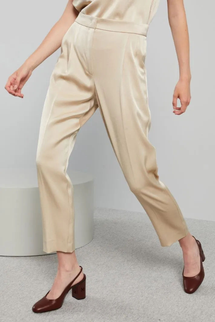 Pantaloni carrot in raso